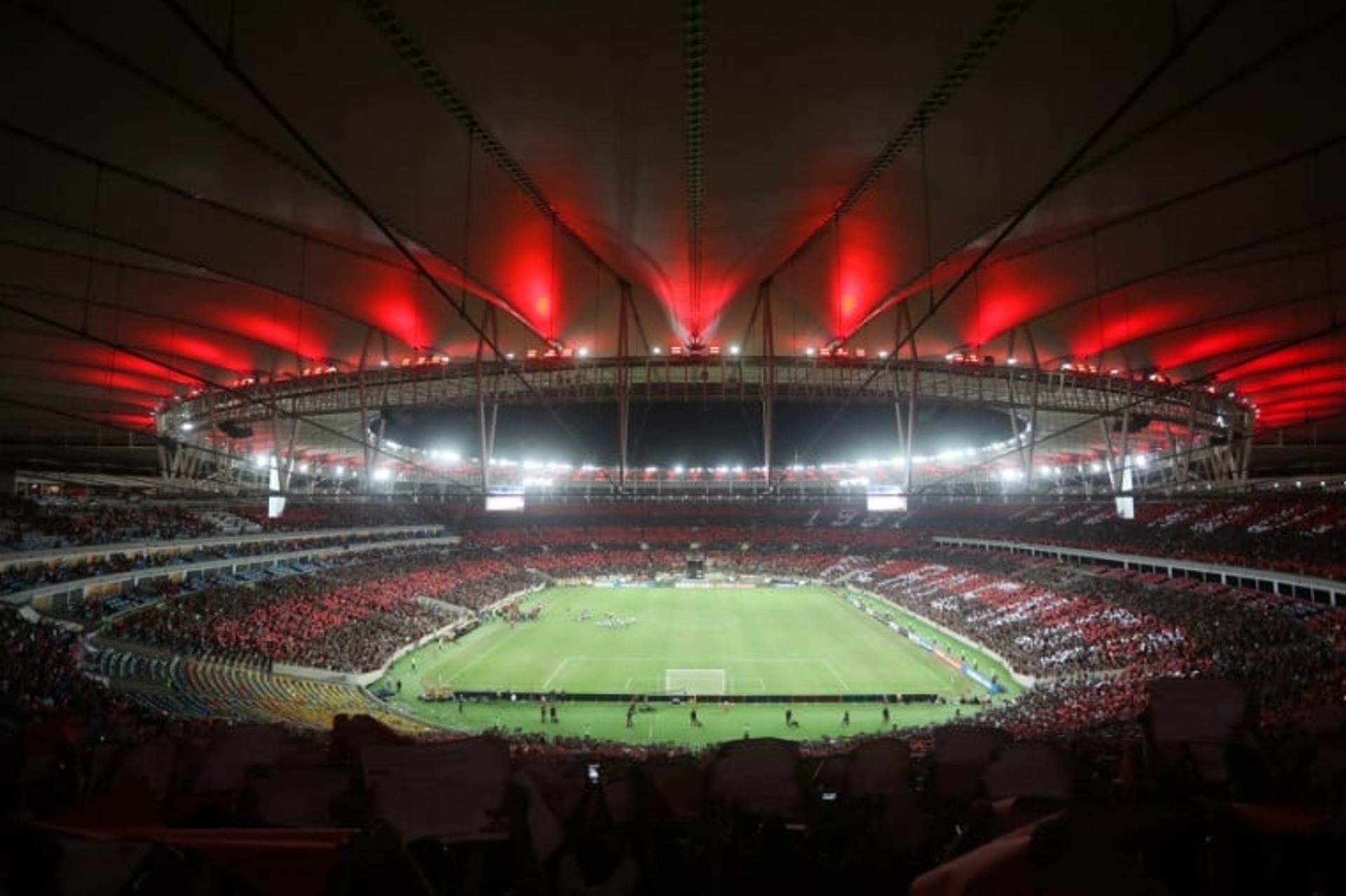 A má gestão por parte das empresas que administram o Templo do Futebol, vai deixar - mais uma vez - os cariocas sem sua principal opção de local para o futebol. Após a partida entre Flamengo e Corinthians, que aconteceu na última quarta-feira, o Maracanã está interditado até dia 9 de outubro, para reparos no gramado. <br>