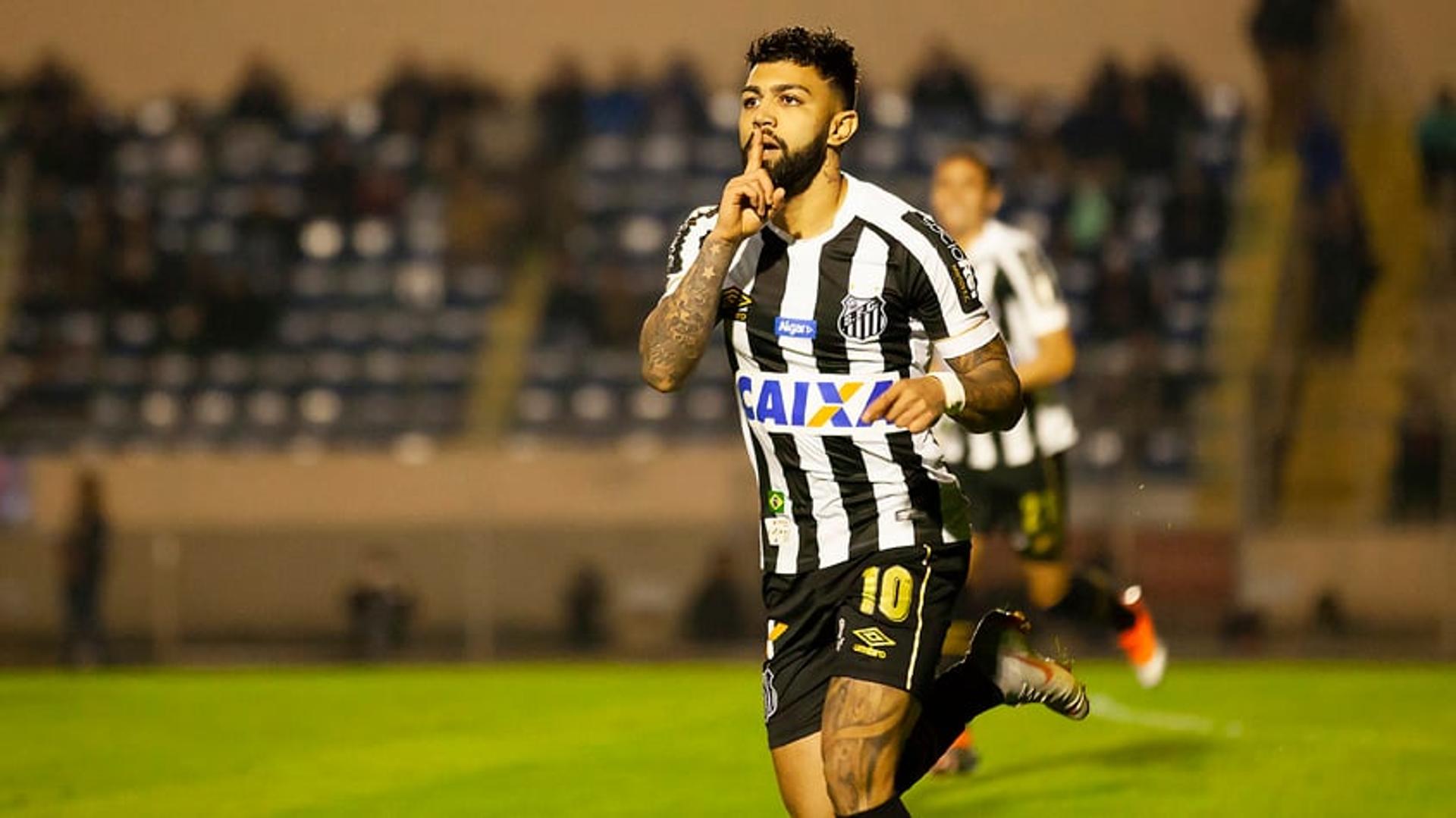 O Santos venceu o Paraná por 2 a 0 na Vila Capanema e subiu para a oitava colocação do Campeonato Brasileiro, com 31 pontos. Gabigol foi o destaque da partida, marcando os dois gols da partida e assumindo a artilharia isolada da competição. O camisa 10 do Peixe balançou as redes pela 12ª vez neste Brasileiro. Confira as notas: (por Vitor Chicarolli)