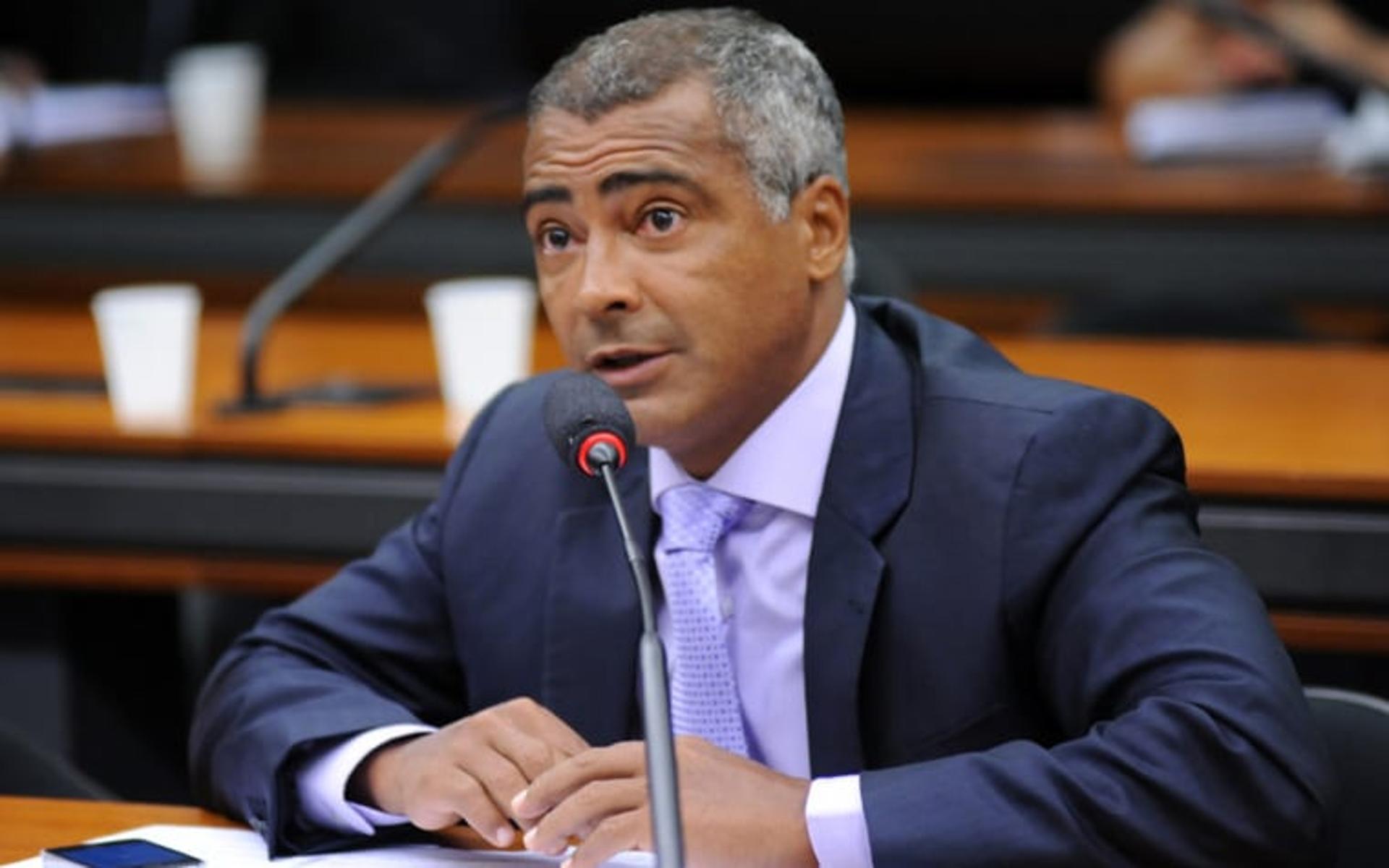 Romário não é nenhuma figura inédita no mundo da política. O Baixinho foi eleito deputado federal (2010) e senador (2014) pelo PSB no Rio de Janeiro. Em 2018, o ex-atacante concorre ao cargo de governador do estado, dessa vez pelo partido Podemos.