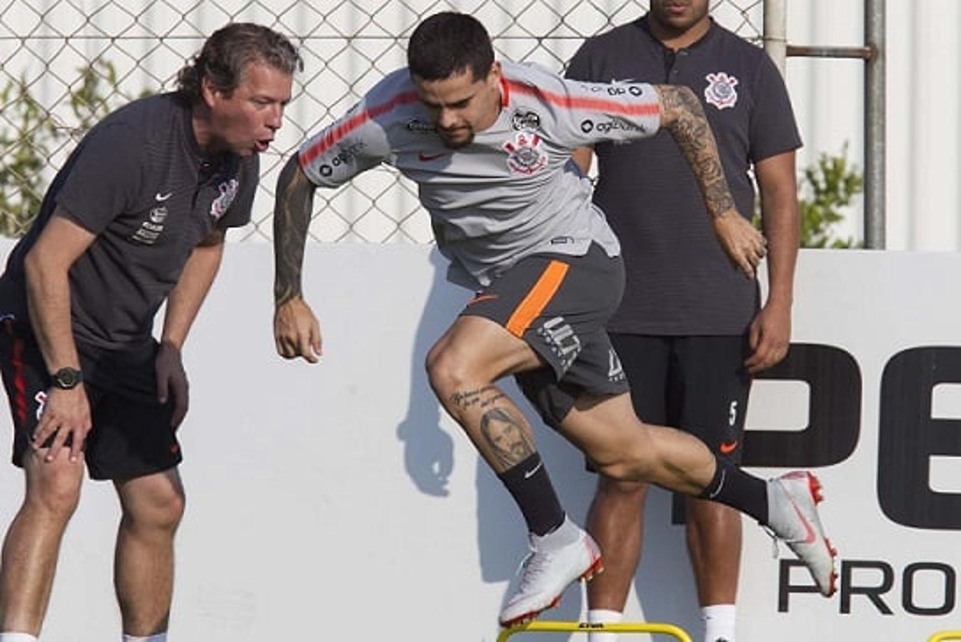 Fagner em treino do Corinthians