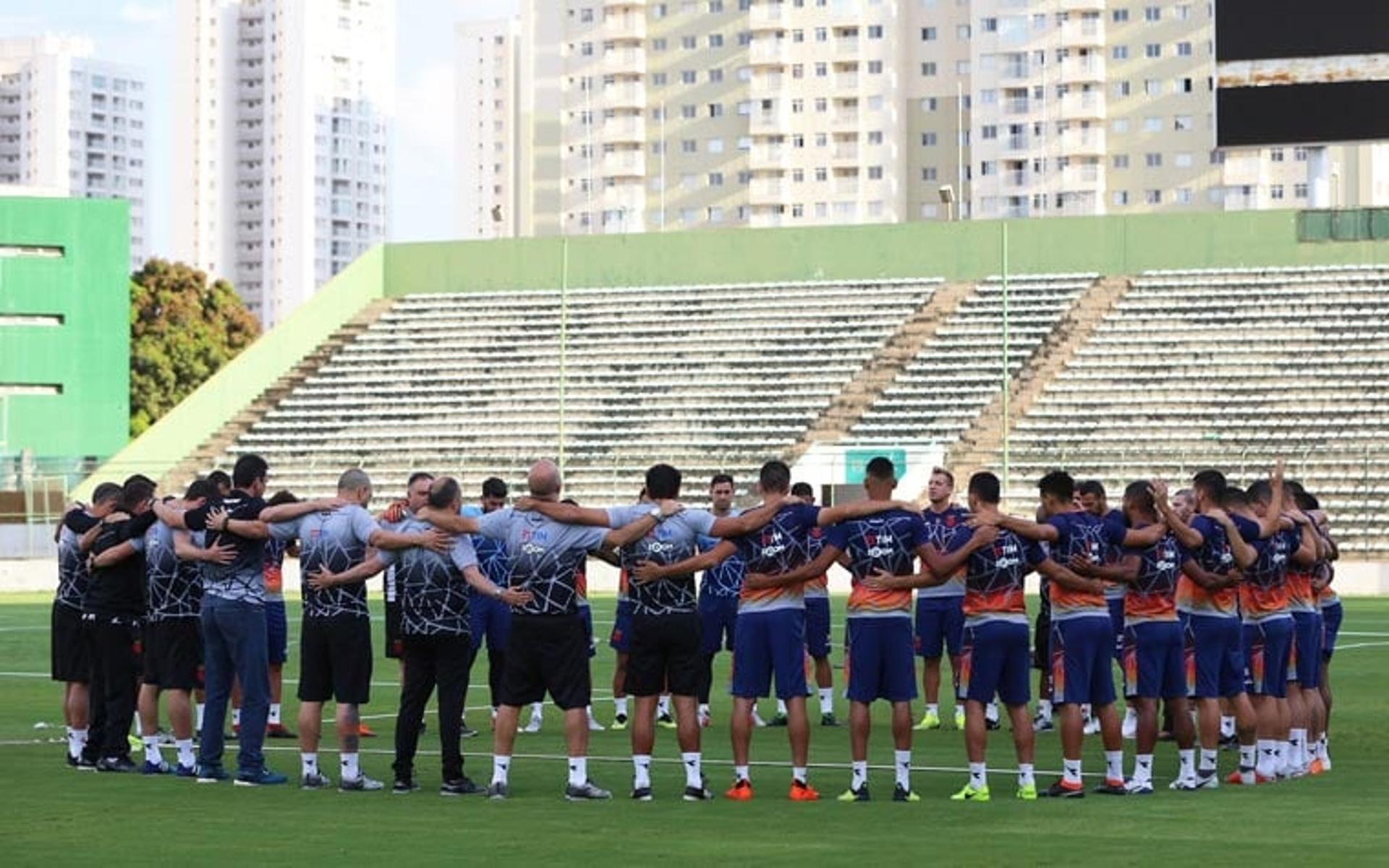 Treino do Vasco desta quinta-feira contou com homenagem antes de seu início pelo luto da morte de Isaque