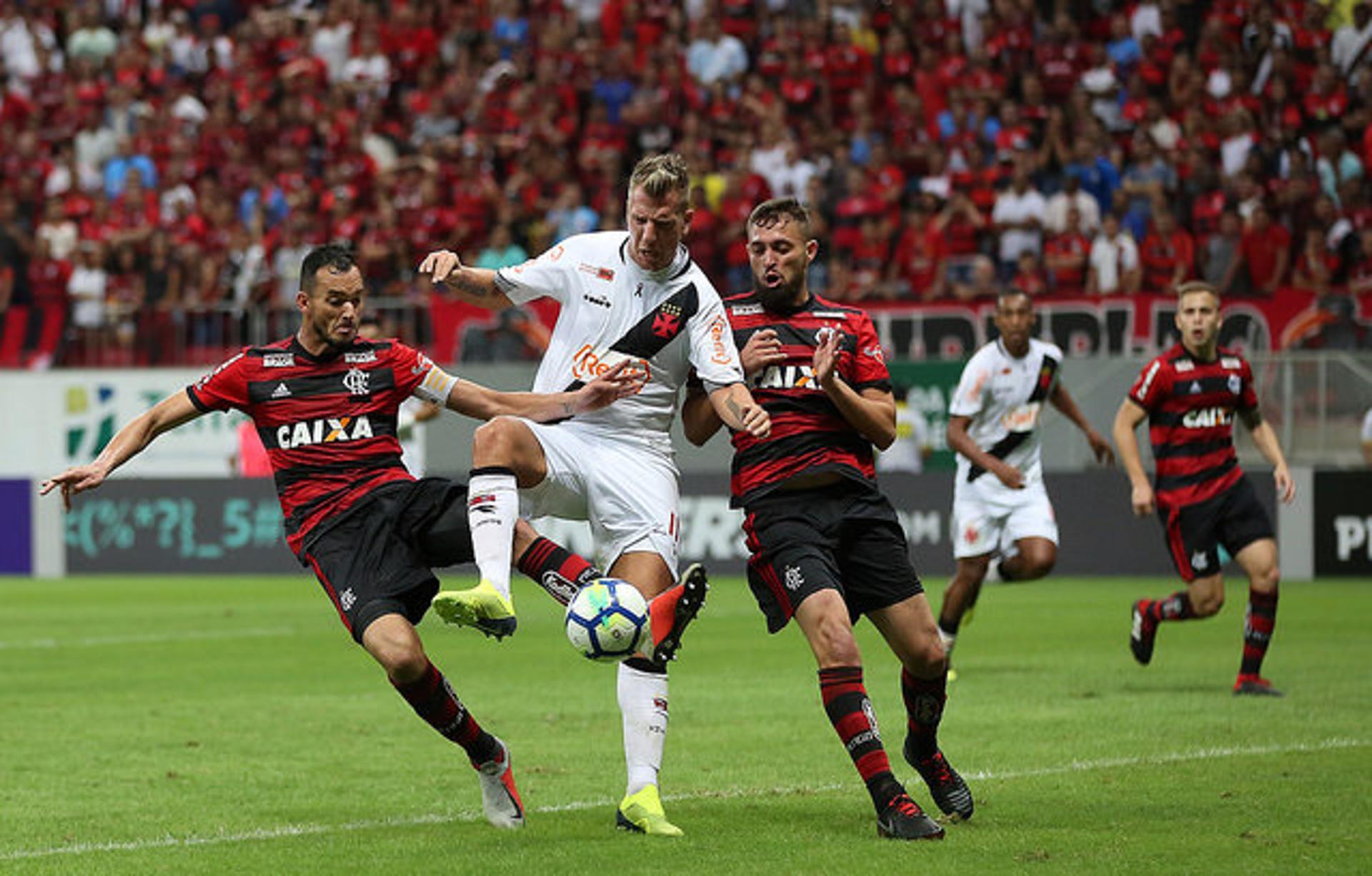 O Flamengo voltou a apresentar dificuldades para furar uma retranca rival. No empate em 1 a 1 com o Vasco, neste sábado, no Mané Garrincha, em Brasília, a cena se repetiu. Apesar de ter mais posse de bola, o Rubro-Negro não conseguiu ser tão perigoso no clássico. Os destaques foram Éverton Ribeiro e Willian Arão. Confira, na sequência, as notas do LANCE! (Por Alexandre Araújo - alexandrearaujo@lancenet.com.br)