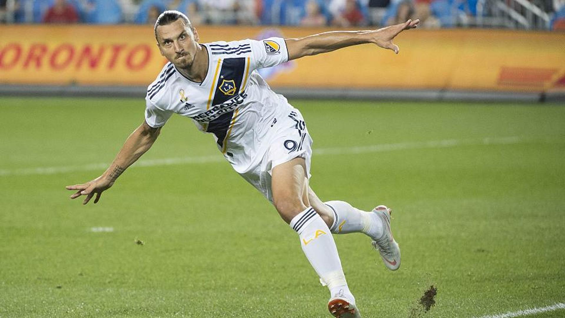 Zlatan Ibrahimovic marcou o seu gol de número 500 no último sábado, na derrota do Los Angeles Galaxy para o Toronto FC, por 5 a 3. O sueco de 36 anos entrou em um seleto grupo de jogadores com 500 ou mais gols na carreira. Além do sueco, na atualidade, apenas Cristiano Ronaldo, com 660 gols, e Messi, com 621, atingiram a marca. Relembre outros jogadores que já alcançaram este feito...