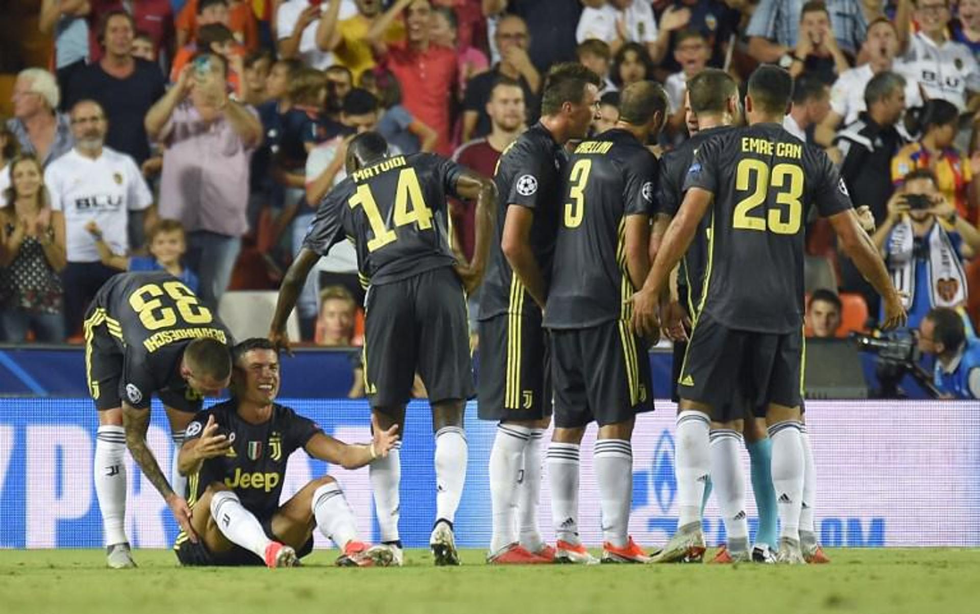 Em sua estreia pela Juventus na Liga dos Campeões, Cristiano Ronaldo foi expulso logo aos 30 minutos da primeira etapa. O suposto empurrão e puxão de cabelo resultaram na punição do português. O craque não tem um histórico violento, mas tem média de uma expulsão por temporada. Relembre todos os cartões vermelhos que CR7 já recebeu em toda sua carreira.