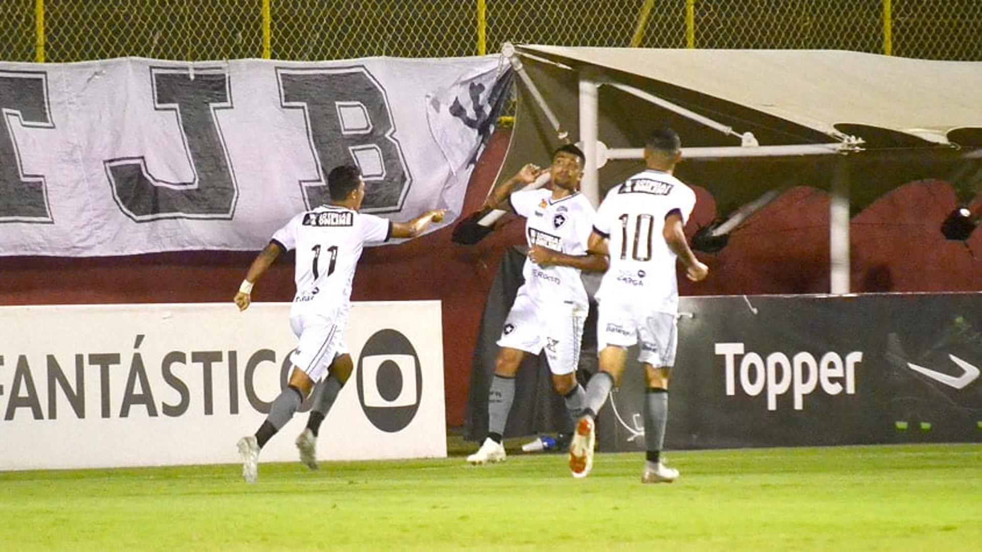 Kieza deixou sua marca na vitória do Botafogo. Veja a seguir imagens da partida