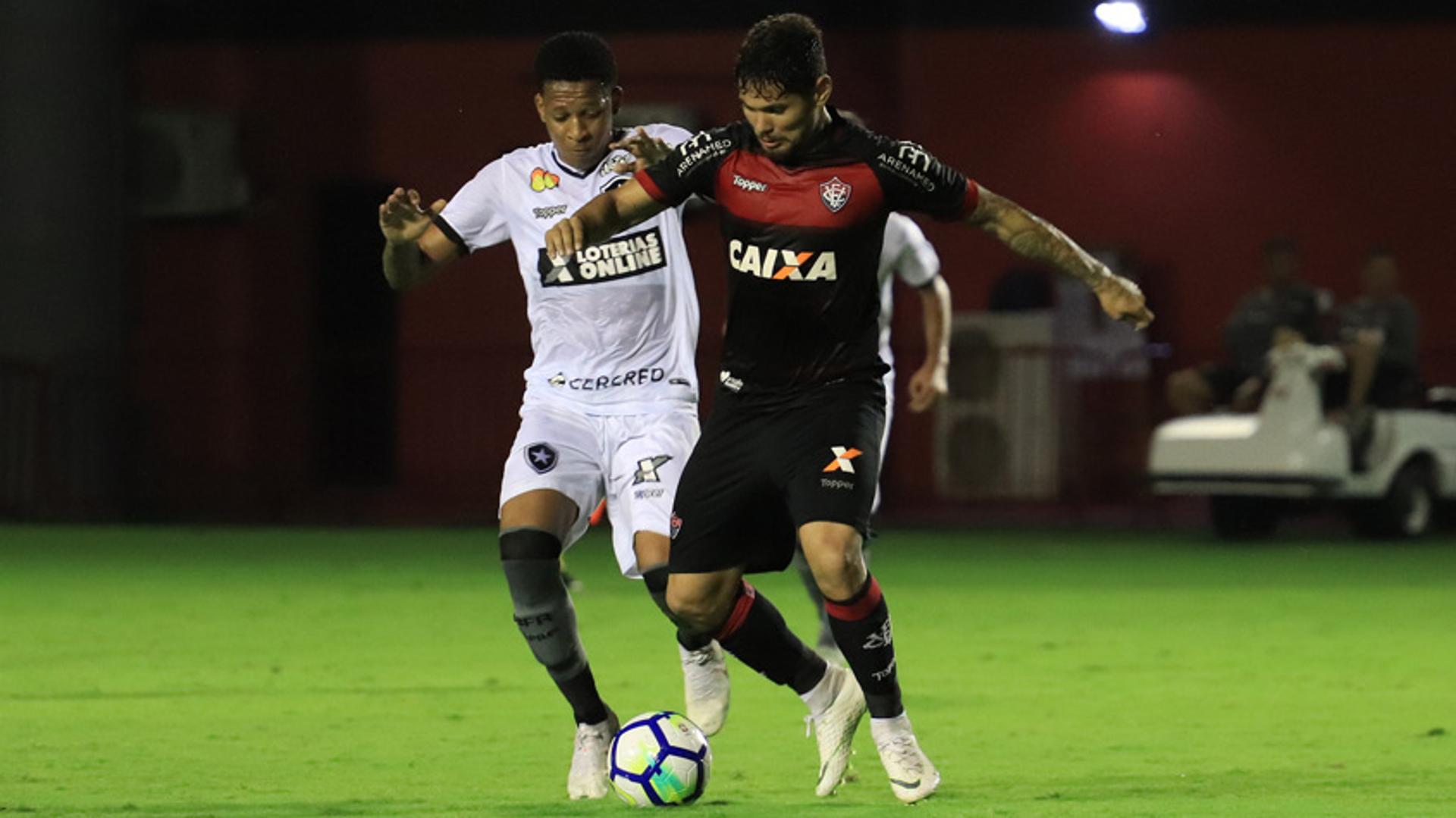 Em jogo movimentado e com muitos gols, o Botafogo venceu o Vitória por 4 a 3 no Barradão e abriu boa distância para a zona de rebaixamento. Essa foi apenas a segunda vitória do Alvinegro fora de casa no Brasileirão, mas que traz tranquilidade para o técnico Zé Ricardo, que agora terá uma sequência de jogos como mandante. O destaque ficou por conta da eficiência dos atacantes Erik e Kieza, que participaram de todos os gols do Botafogo na partida. Rodrigo Lindoso, que fez um gol, e Buchecha também chamaram a atenção e ditaram o ritmo no meio campo. Veja as avaliações e as notas do Lance! - Por Felipe Sbardella (@FelipeSbardella)