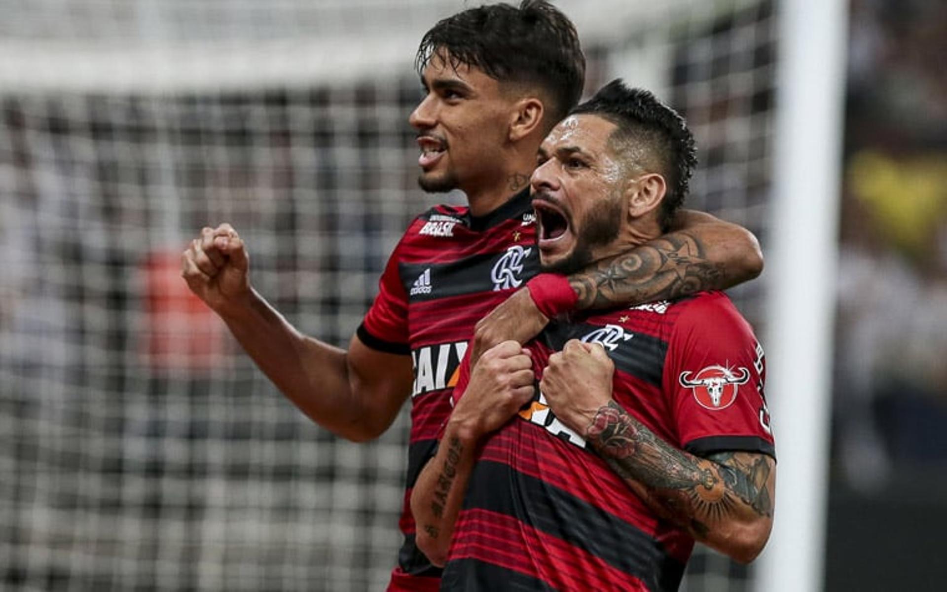 Em pesquisa divulgada pelo IBOPE nesta semana, é possível ver que o Flamengo alcançou um combinado de 21 milhões de pessoas que seguem suas redes sociais, sendo o primeiro clube a alcançar essa marca. No total, 21.074.638 pessoas são dividas em 11.590.187 (Facebook), 5.363.005 (Twitter), 2.961.688 (Instagram) e 1.159.758 (YouTube). O LANCE! mostra o ranking digital dos clubes do Brasil&nbsp;