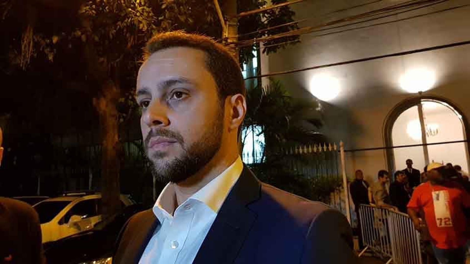 Julio Brant conversou com a imprensa na noite desta sexta-feira sobre anulação da eleição do Vasco. Veja galeria L!