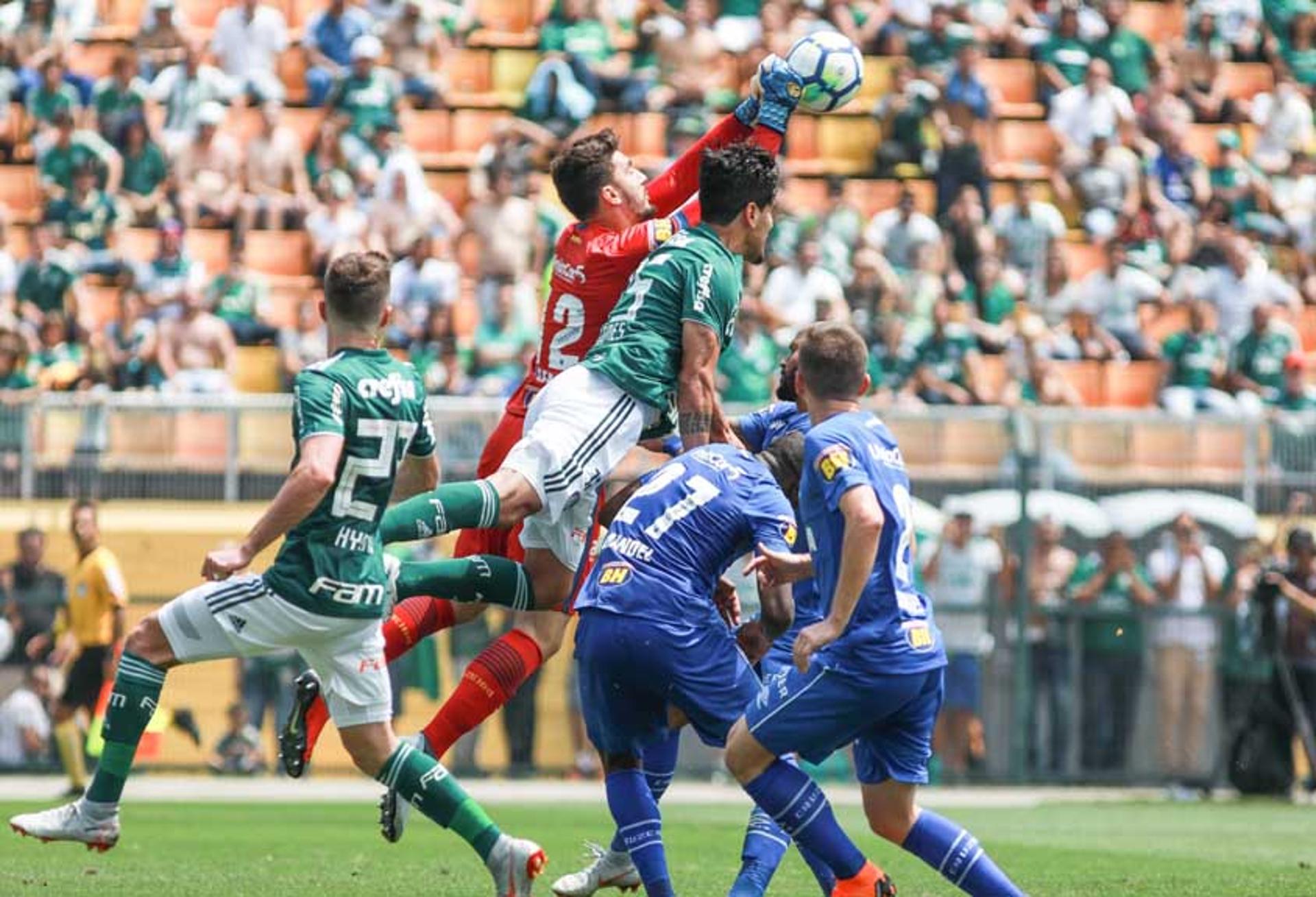 A série de oito jogos sem perder do Cruzeiro no Brasileiro acabou na manhã deste domingo, na derrota por 3 a 1 para o Palmeiras no Pacaembu. Mano Menezes usou um time misto, visando duelo com Boca no meio de semana pela Liberta, mas não funcionou. Confira as notas&nbsp;