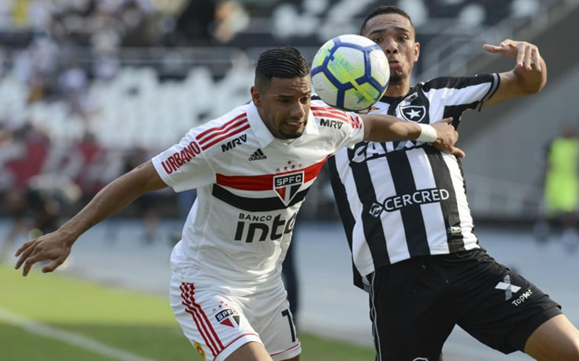 O Botafogo fez um jogo equilibrado diante do São Paulo no Nilton Santos. Esteve duas vezes na frente do marcador, mas cedeu o empate ao Tricolor paulista. O goleiro Saulo acabou sendo um personagem importante no placar. Ele falhou no segundo gol rival, mas evitou a derrota no fim com duas grandes defesas em sequência. O volante Jean, que abriu o placar, também teve desempenho destacado.&nbsp;A seguir, confira as notas do LANCE! para os jogadores do&nbsp; Botafogo. (Por Marcello Neves)