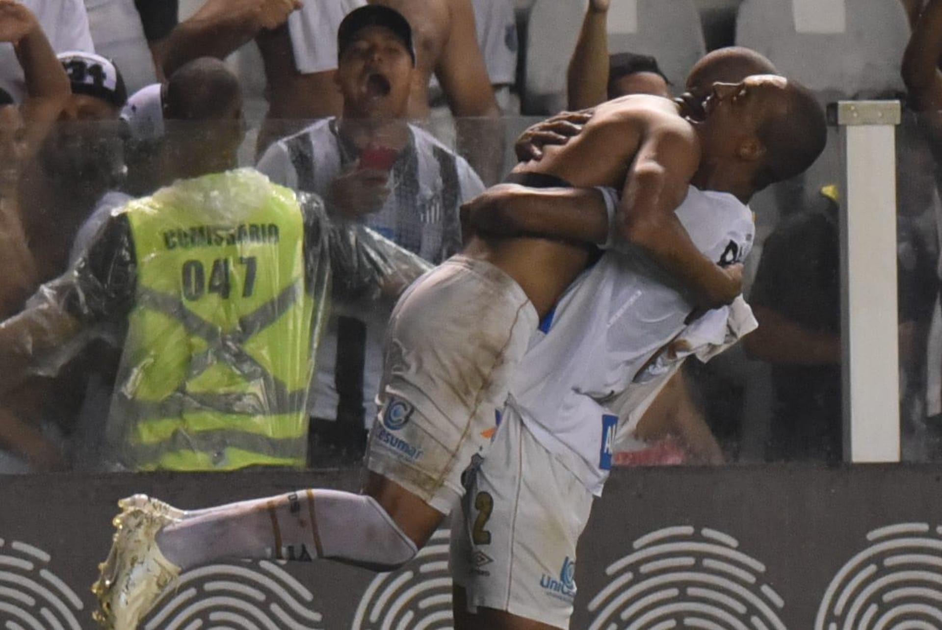 Carlos Sánchez, sem camisa, comemora o gol de pênalti que converteu aos 51 minutos do segundo tempo. Rodrygo, o mais participativo e brilhante do ataque, e Vanderlei, salvando o time algumas vezes, foram os outros destaques. Veja as atuações: (Por Alexandre Guariglia)