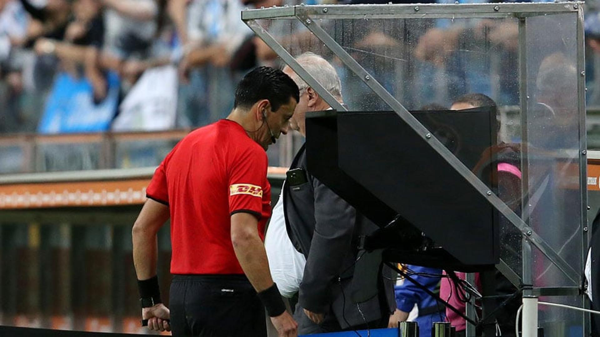 O VAR está em ação na Copa Libertadores de 2018 desde as quartas de final da competição. O LANCE! detalha como estão os altos e baixos do recurso de vídeo.