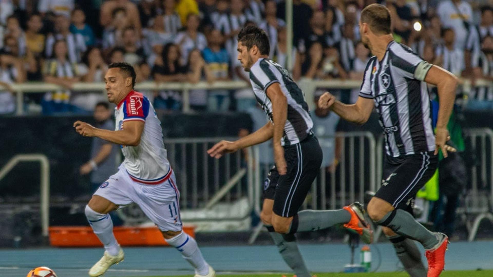 Em noite de Estádio Nilton Santos lotado, o Botafogo fez o dever de casa e devolveu o placar no tempo normal do primeiro duelo em Salvador: 2 a 1. Os gols do Glorioso saíram dos pés de Rodrigo Pimpão e Luiz Fernando, mas nos pênaltis, o Bahia foi mais eficiente e avançou às quartas de final da competição (4x5). Pelo lado do Glorioso, Carli e Kieza tiveram atuações sem brilho. Confira, na sequência, as notas do L! (Por Felippe Rocha - felipperocha@lancenet.com.br).<br>