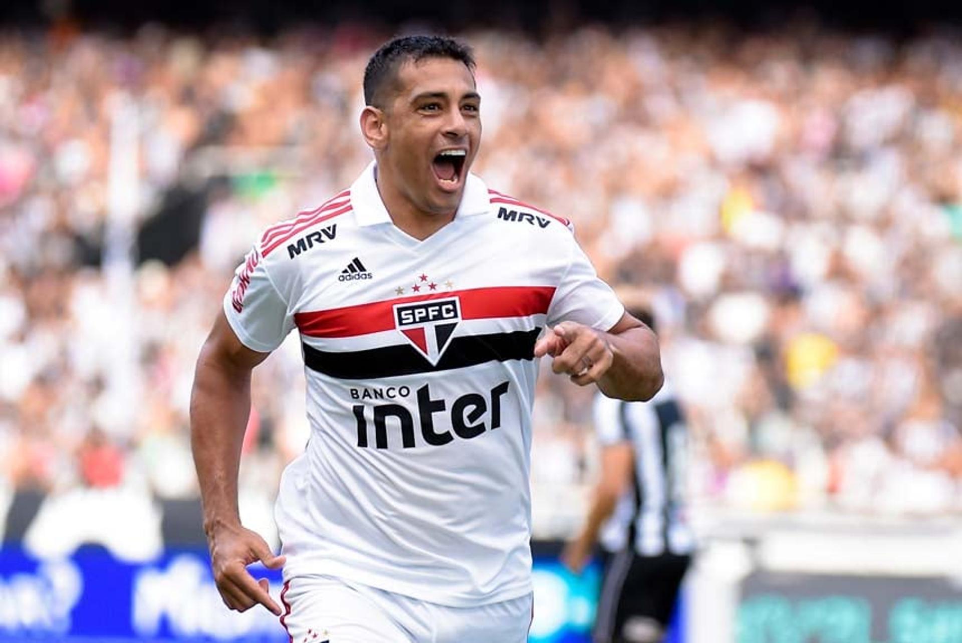 POLÊMICO - Atacante do São Paulo, Diego Souza homenageou o presidente eleito Jair Bolsonaro ao marcar um gol contra o Flamengo no duelo da tarde de domingo, no Morumbi. Na comemoração, o camisa 9 do Tricolor correu em direção às câmeras, bateu continência, falou a palavra 'capitão' e fez um gesto de armas com as mãos. O assunto gerou repercussão nas redes sociais, tornando-o o mais comentado. <br>