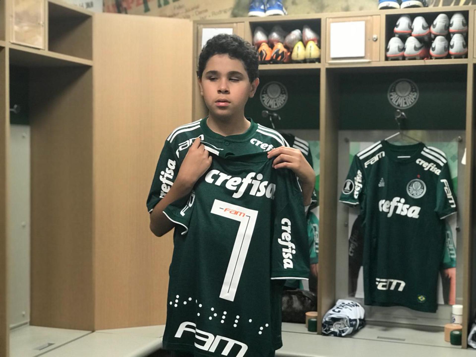 Nickollas ganhou camisa com seu nome escrito em braile