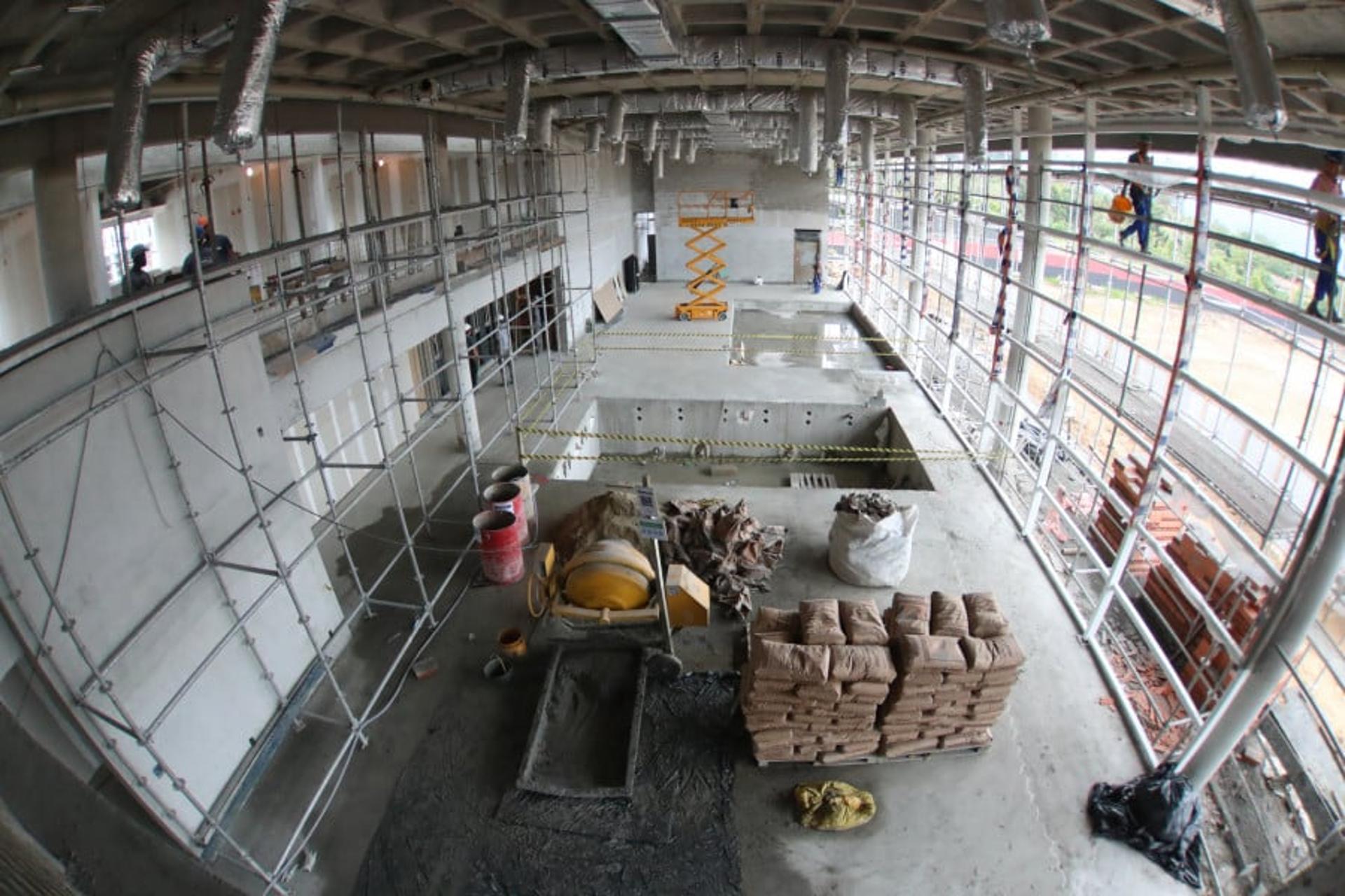 Nesta quinta-feira, o Flamengo divulgou novas fotos com o andamento das obras no CT Ninho do Urubu. A nova área sob construção em Vargem Grande - na qual o Rubro-Negro investiu cerca de R$23 milhões, contratando 100 trabalhadores - tem dois pavimentos e cerca de 5 mil metros quadrados. A expectativa é de que a inauguração aconteça até o final de 2018.<br><br>O projeto dos novos módulos irá atender à equipe profissional de futebol. A atual estrutura usada pelo Flamengo será direcionada às categorias de base do clube. A equipe da Gávea viajou para diversos pontos do planeta buscando inspirações. Em terras estrangeiras, as referências foram os centros de treinamento de Chelsea, Manchester United e a seleção da Inglaterra (St. George's Park, na cidade de Tatenhill). No Brasil, foram Corinthians e Atlético-PR.