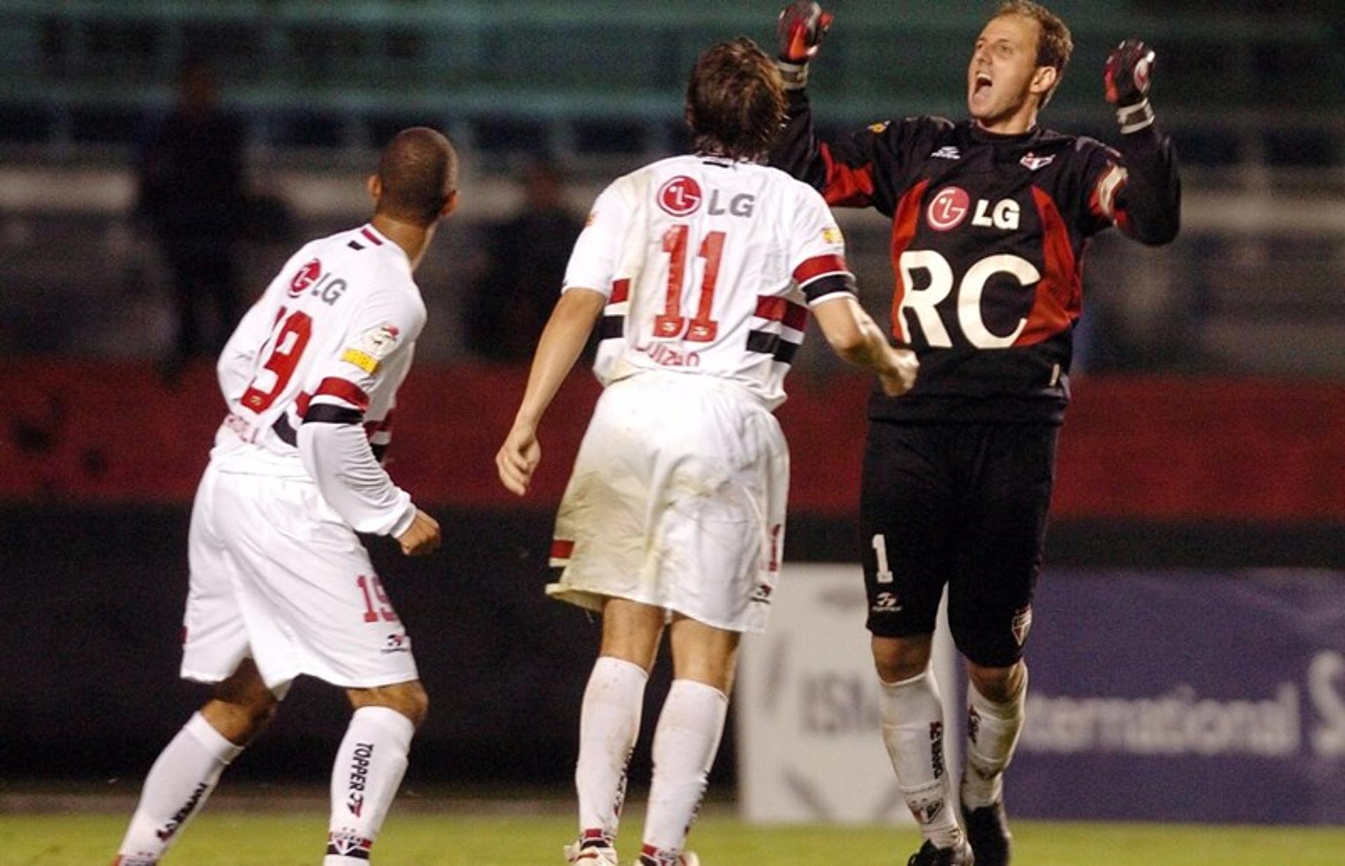 O São Paulo defenderá neste sábado, a partir das 18h, um tabu histórico: o Tricolor não é derrotado pelo Palmeiras no Morumbi desde 20 de março de 2002, há 16 anos. O LANCE! selecionou 16 personagens marcantes desses 24 jogos, que tiveram 15 vitórias são-paulinas e 9 empates. Na foto, Ceni comemora o gol que marcou nas oitavas de final da Libertadores de 2005 - o Verdão caiu diante do Tricolor na competição duas vezes durante o tabu. (Por Fellipe Lucena)