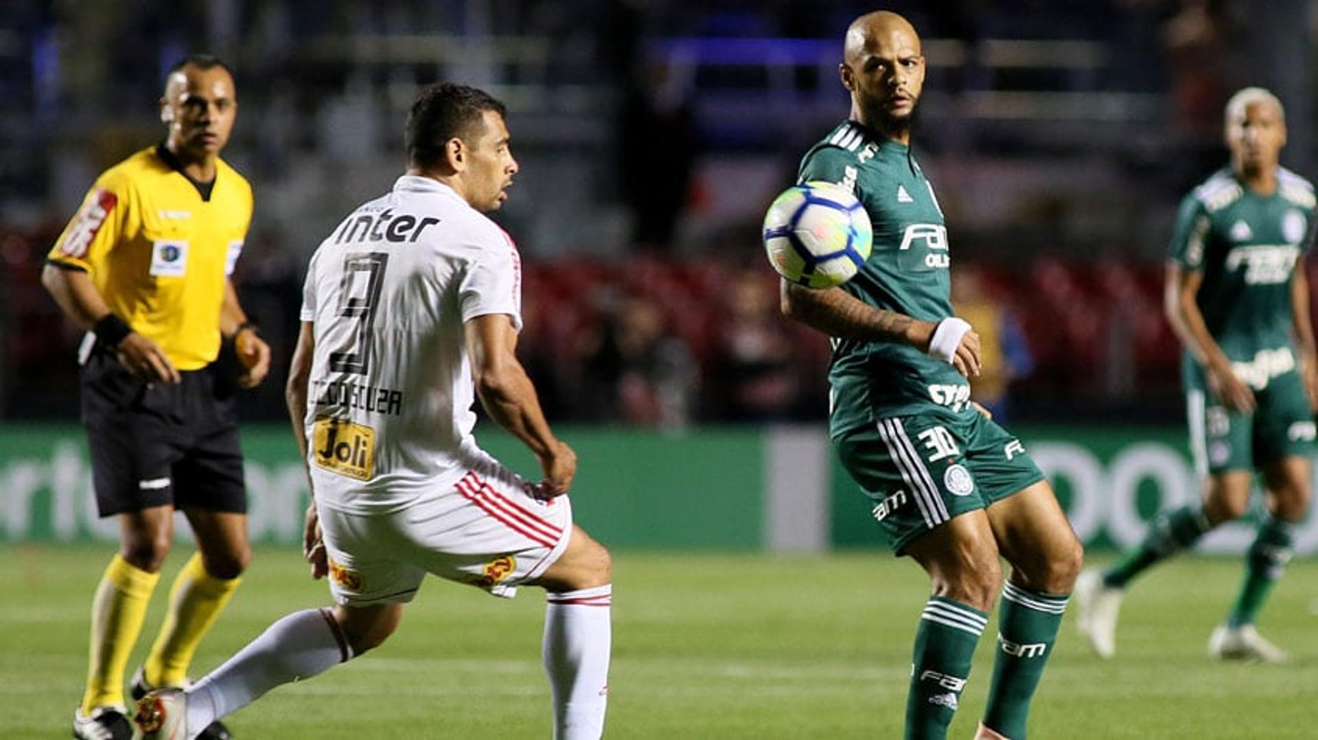 O São Paulo teve uma noite de futebol muito ruim e perdeu um tabu de 16 anos sem perder para o Palmeiras no Morumbi ao cair por 2 a 0 neste sábado. A defesa fui muito mal, com erros profundos no primeiro tempo, quando Anderson Martins comprometeu com falhas de atenção e posicionamento. Na frente só Rojas criou alguma coisa e Diego Aguirre teve uma jornada em que nada deu certo, desde a escalação às substituições. O Tricolor perdeu o gás na briga pelo título (Notas por Marcio Porto)