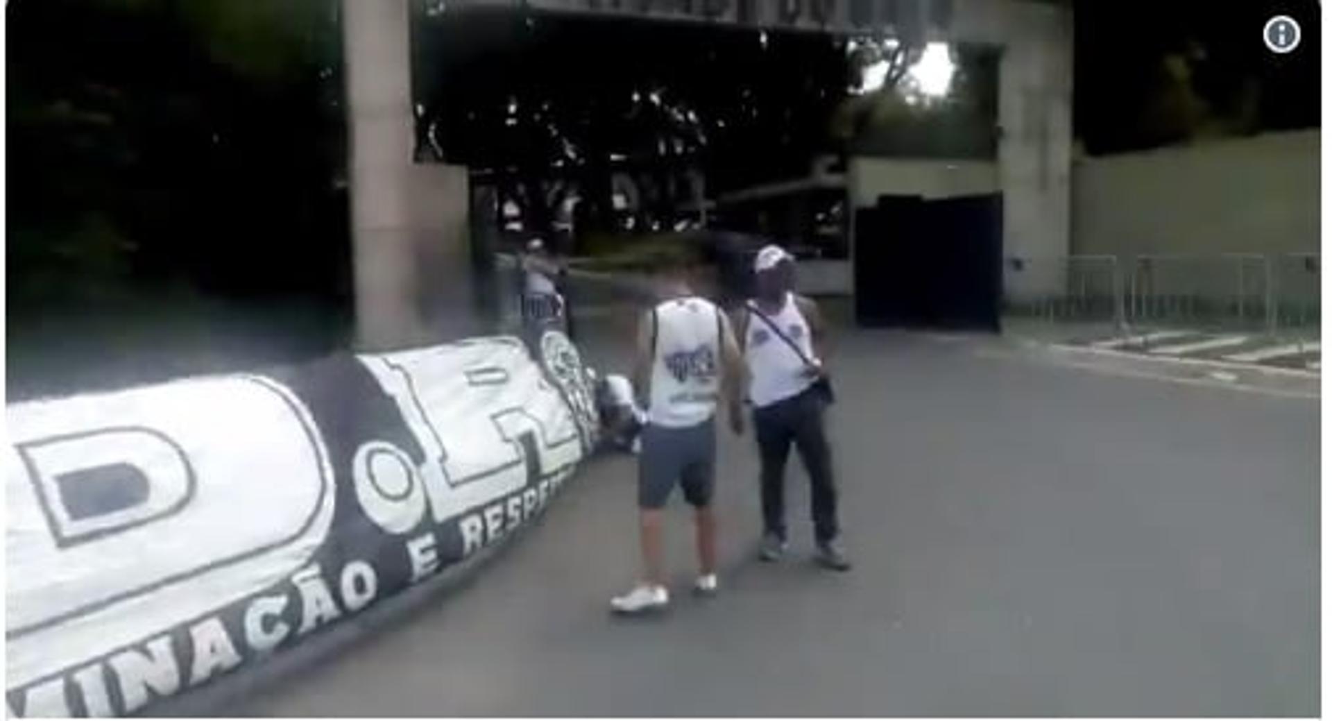 Torcedores protestam na porta da Cidade do Galo