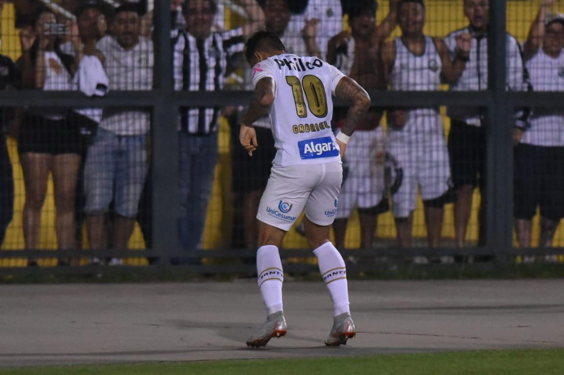 Gabigol em 'pedalada' durante comemoração