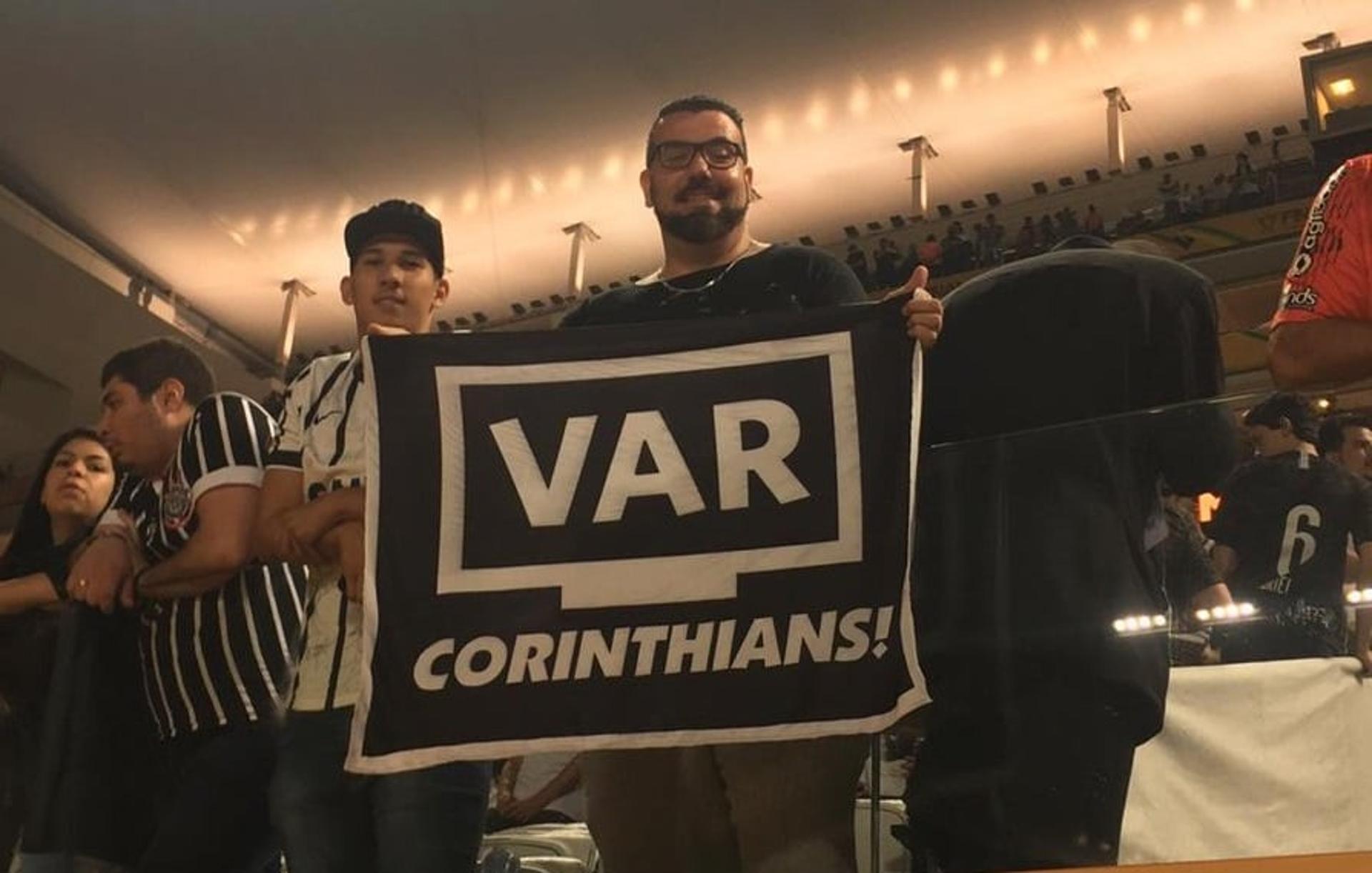 Torcedor do Corinthians exibe faixa antes da final