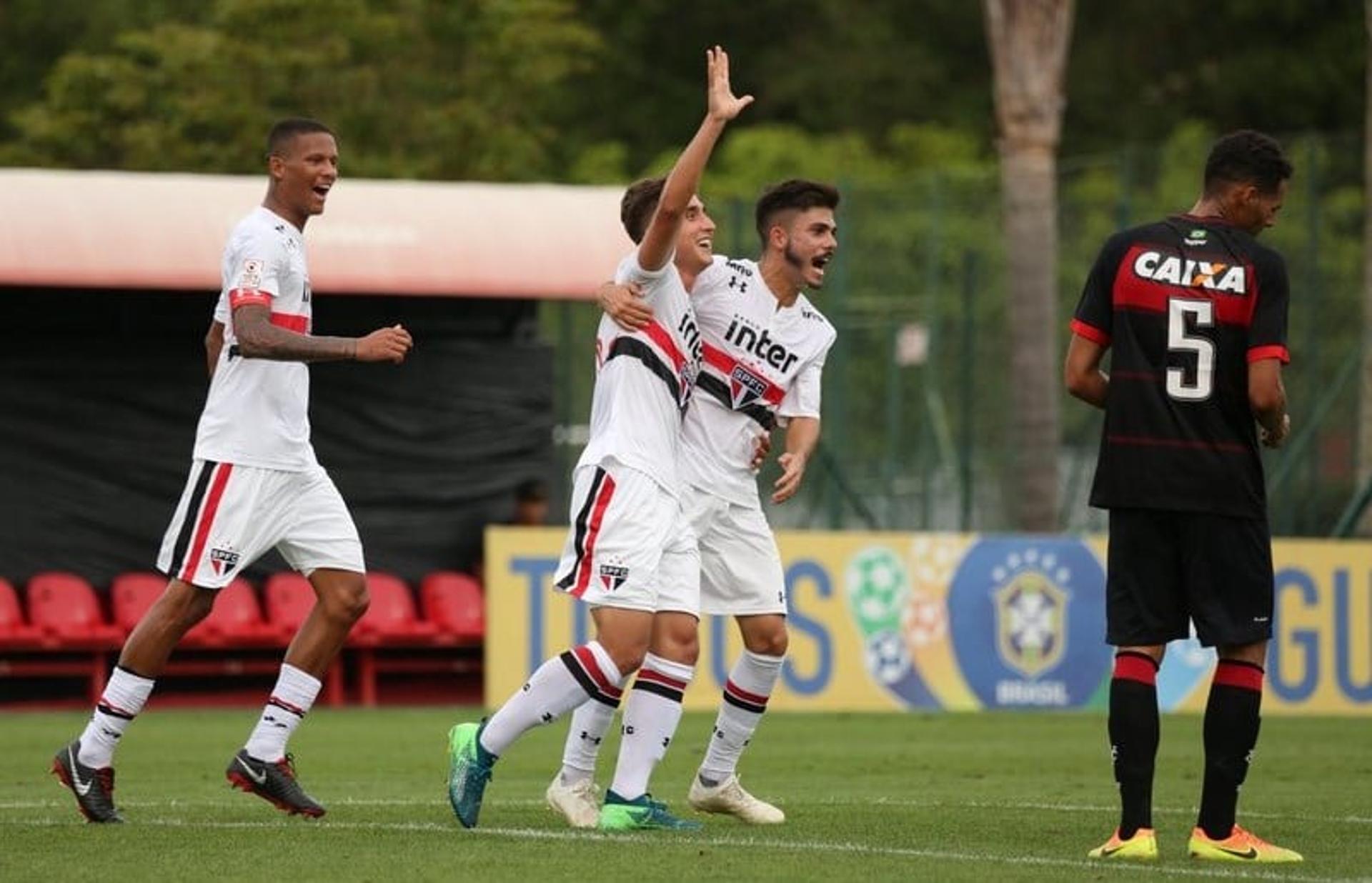 Jogadores do São Paulo comemoram o gol anotado contra o Vitória no CT Laudo Natel, em Cotia