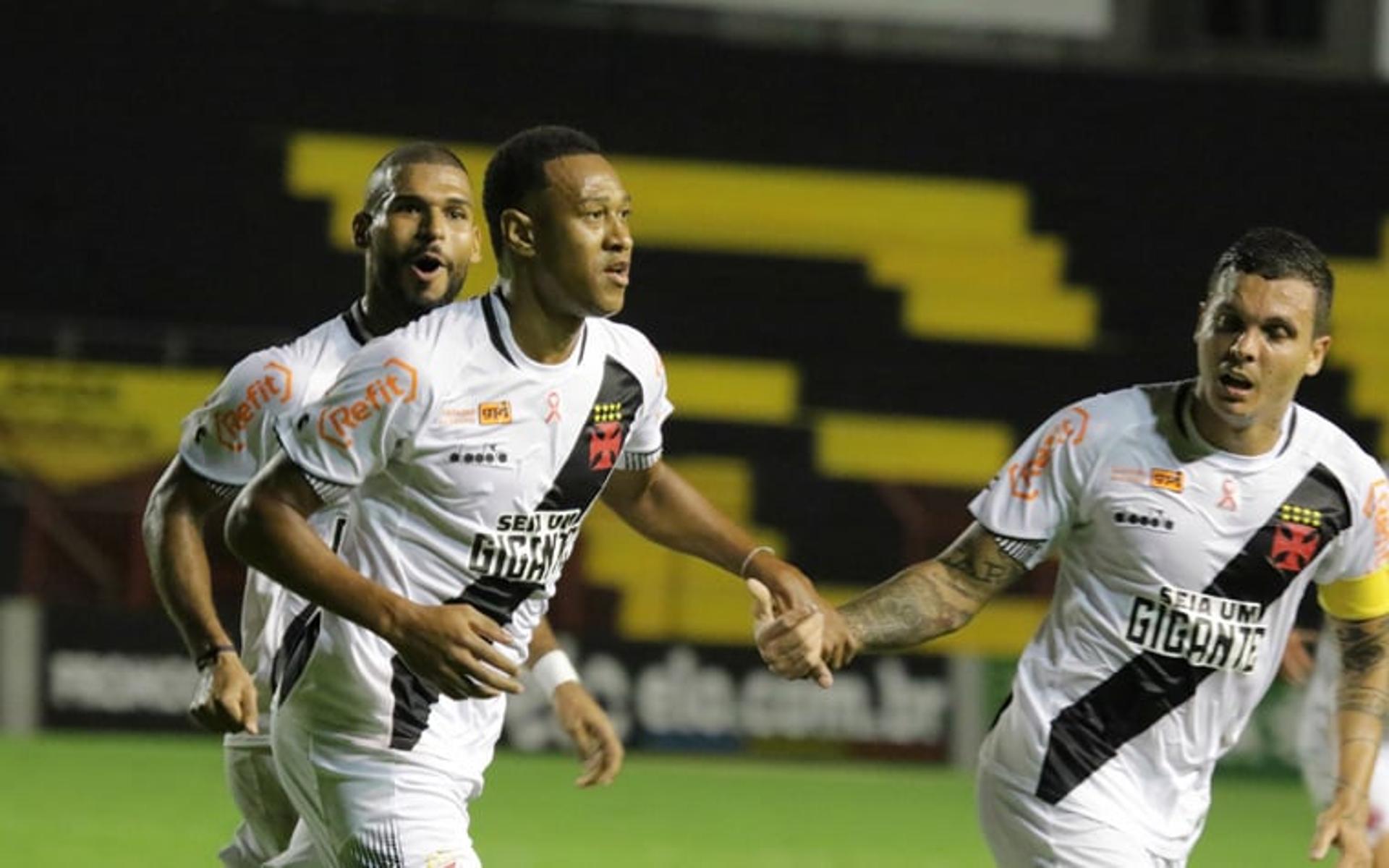 O Vasco acabou perdendo mais uma vez fora de casa neste Brasileirão, desta vez para o Sport, por 2 a 1, na Ilha do Retiro. O goleiro Fernando Miguel, que pegou até um pênalti, e o volante Willian Maranhão, que teve participação no gol de Fabrício, se destacaram no Cruz-Maltino. Confira a seguir as notas do LANCE! (por Bárbara Mendonça)