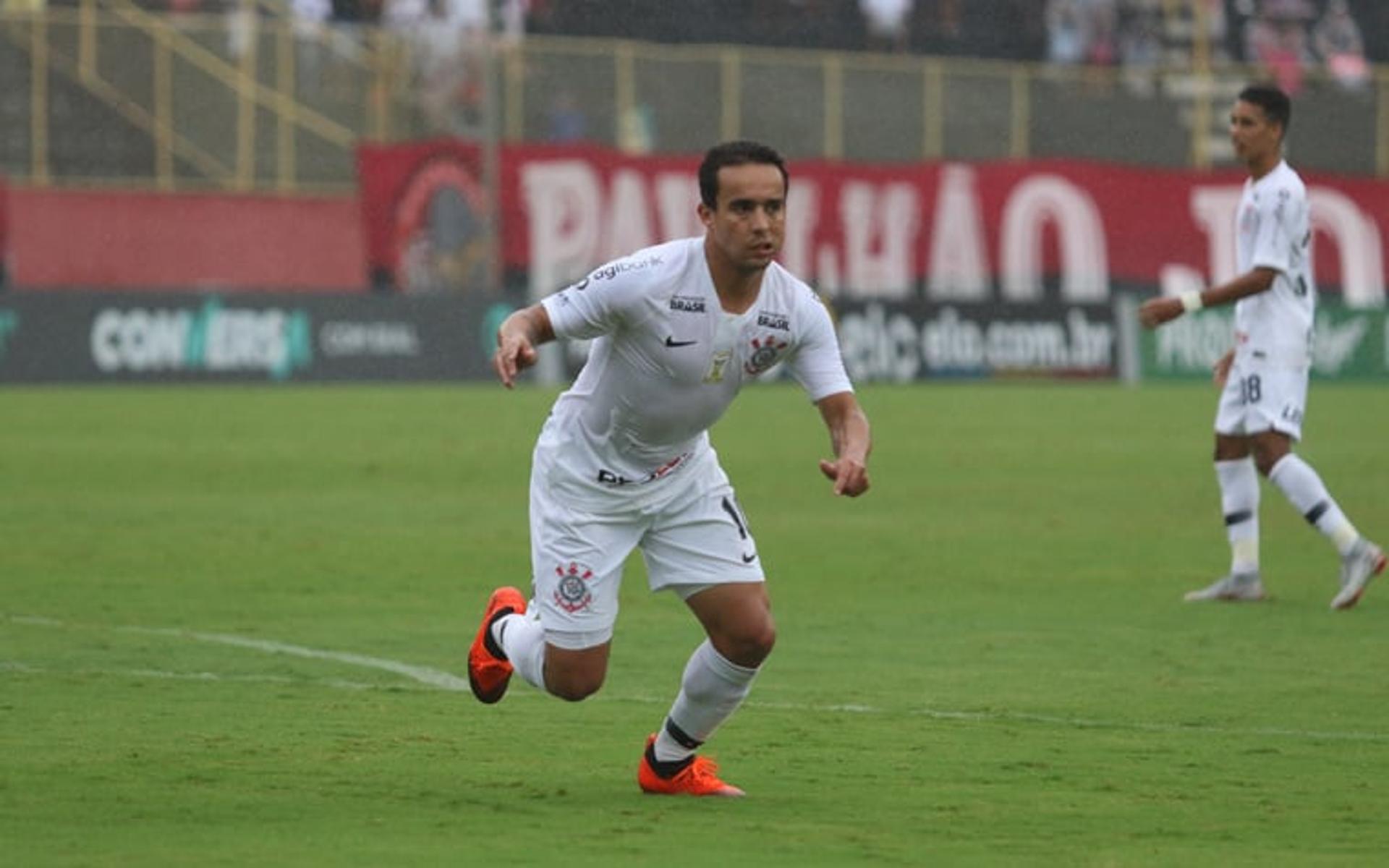 O Corinthians lutou, marcou no fim, mas viu o Vitória também brigar até o último minuto e empatar o emocionante duelo que acabou em 2 a 2 no Barradão. O meia corintiano Jadson foi o melhor em campo, com boa visão de jogo e um lindo gol. Confira as notas do LANCE! (por Gabriela Brino)