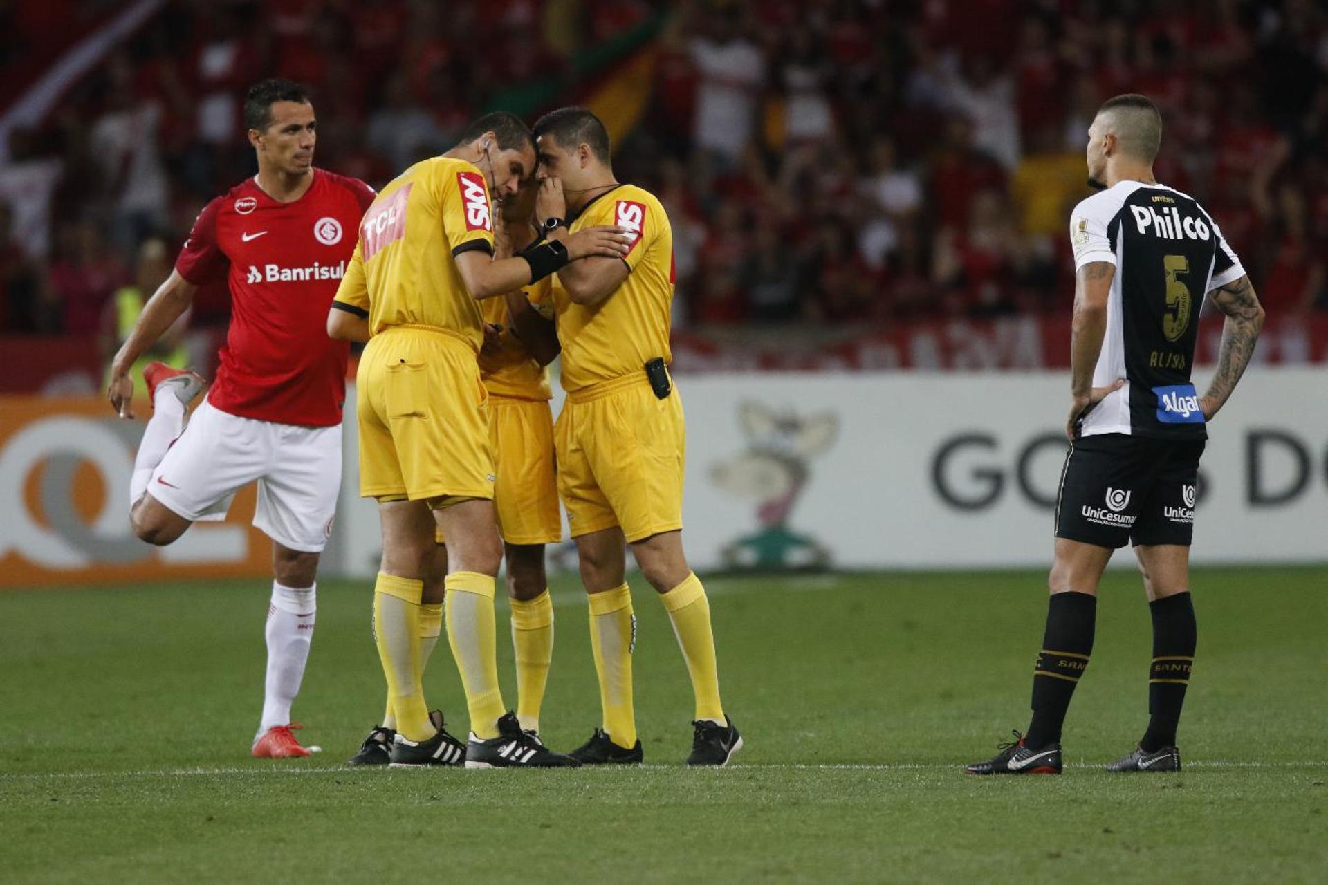 Marques Ribeiro e seus assistentes Guilherme Dias Camilo e Sidmar dos Santos Meurer