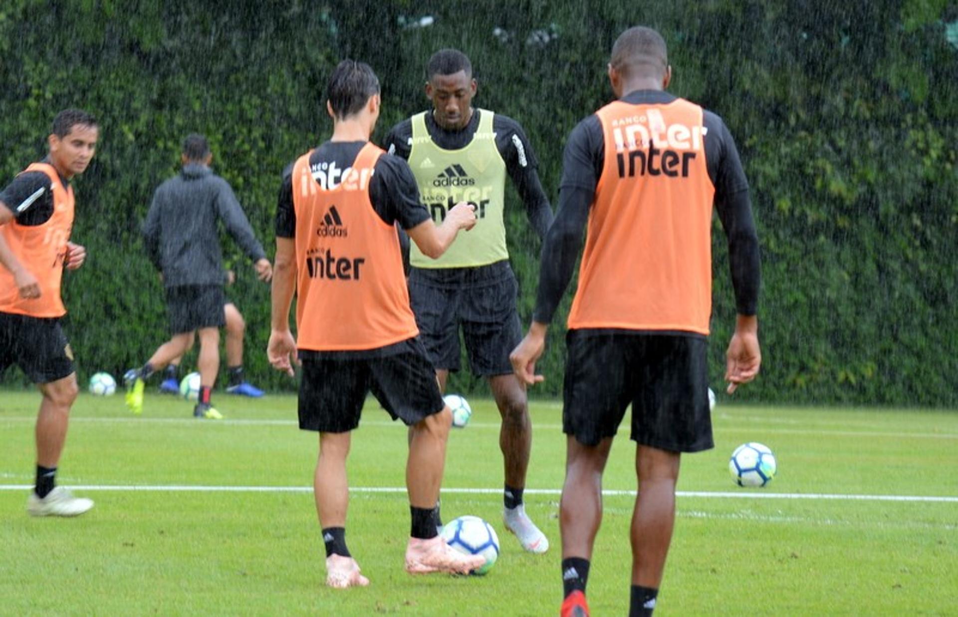 Gonzalo Carneiro não havia treinado com bola na última terça-feira e voltou aos trabalhos nesta quarta