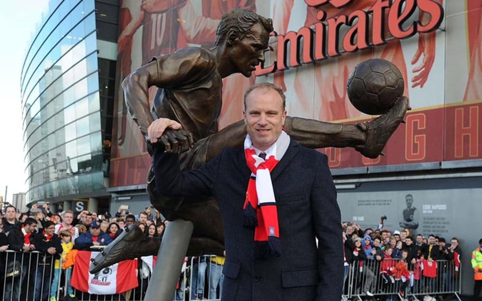 Estátua do Dennis Bergkamp no Emirates Stadium