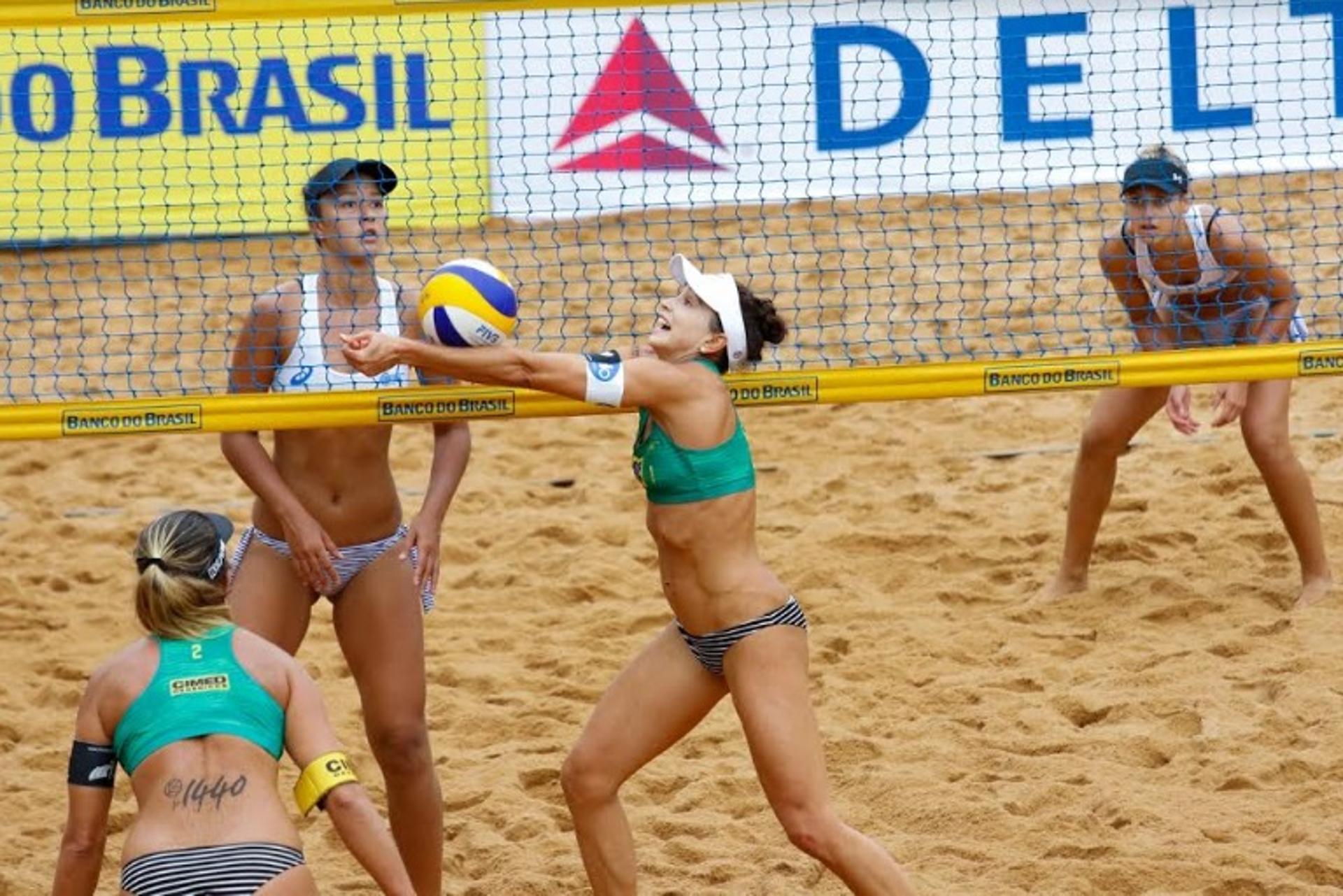 Carol Solberg e Maria Elisa estão nas oitavas de final da etapa de Vila Velha