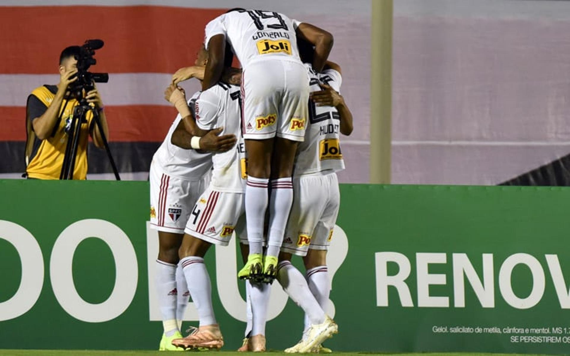 São Paulo praticamente joga apenas um tempo dependendo demais de Rojas, que saiu machucado na etapa final. No primeiro tempo ele deu assistência para Bruno Alves marcar e viu Jean salvar o time duas vezes. Confira as atuações na galeria abaixo. (Por Alê Guariglia)