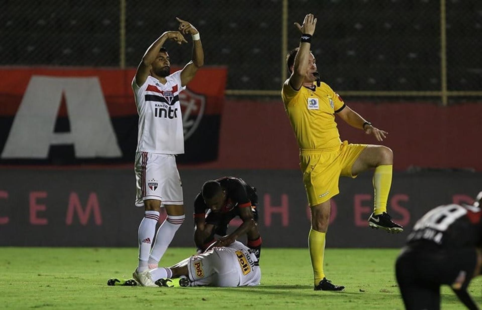 Camisa 11 precisou ser substituído aos 18 minutos do segundo tempo do jogo dessa sexta-feira