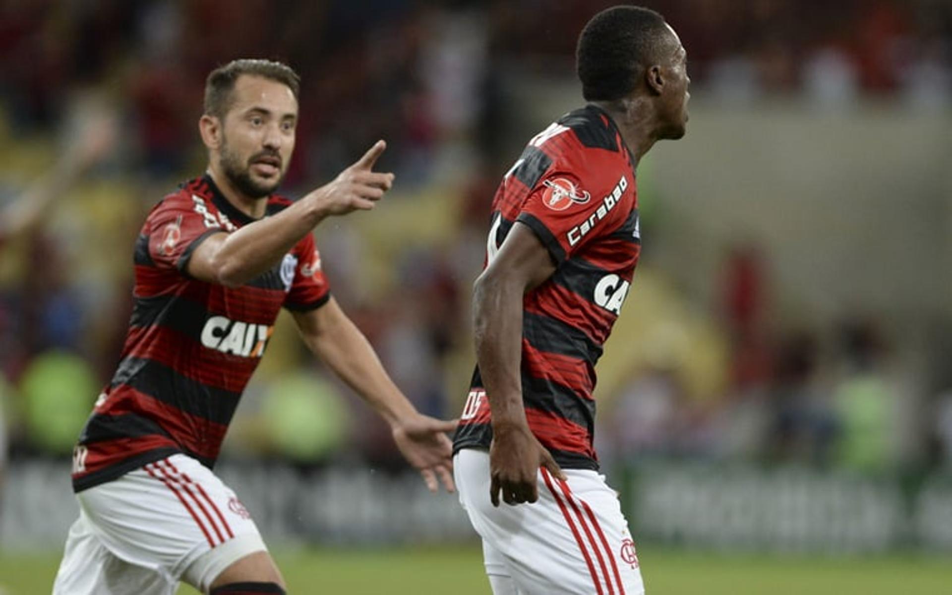 O Flamengo até pressionou, mas não conseguiu sair com os três pontos no duelo com o Palmeiras, neste sábado, no Maracanã. Com o estádio lotado, o Palmeiras largou na frente com Dudu. Marlos Moreno encerrou a seca de dois anos e igualou. O colombiano recebeu a maior nota do Flamengo. Confira, a seguir, as notas do LANCE! (Por Sergio Santana - sergiosantana@lancenet.com.br)