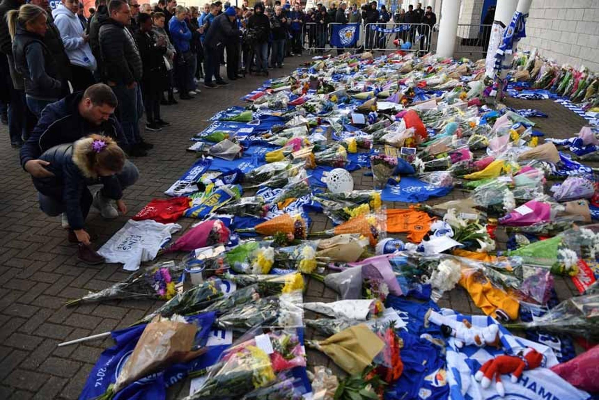 Torcedores do Leicester prestam homenagens