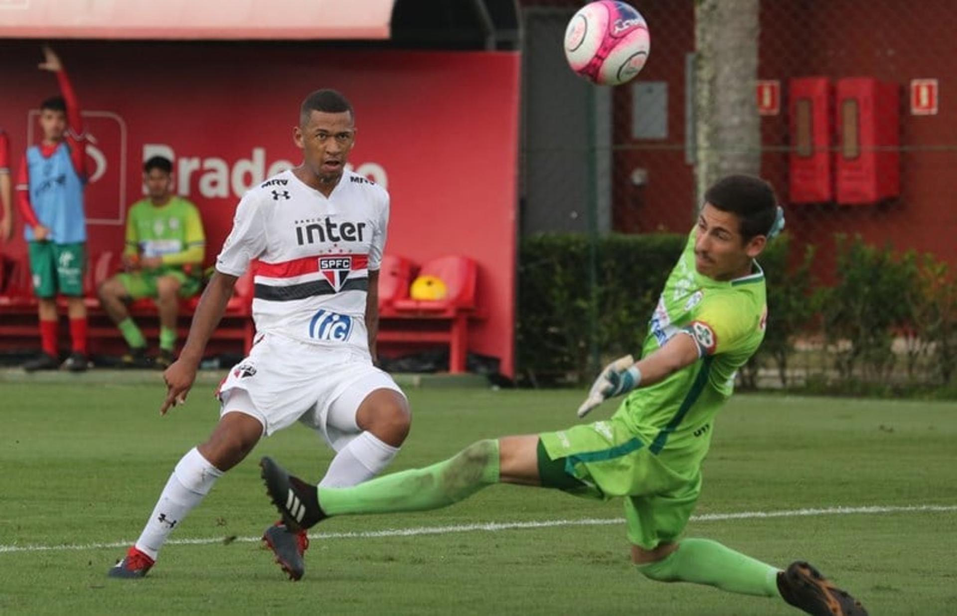 Fabinho balançou as redes cinco vezes na vitória por 7 a 0 sobre a Portuguesa, nesse sábado