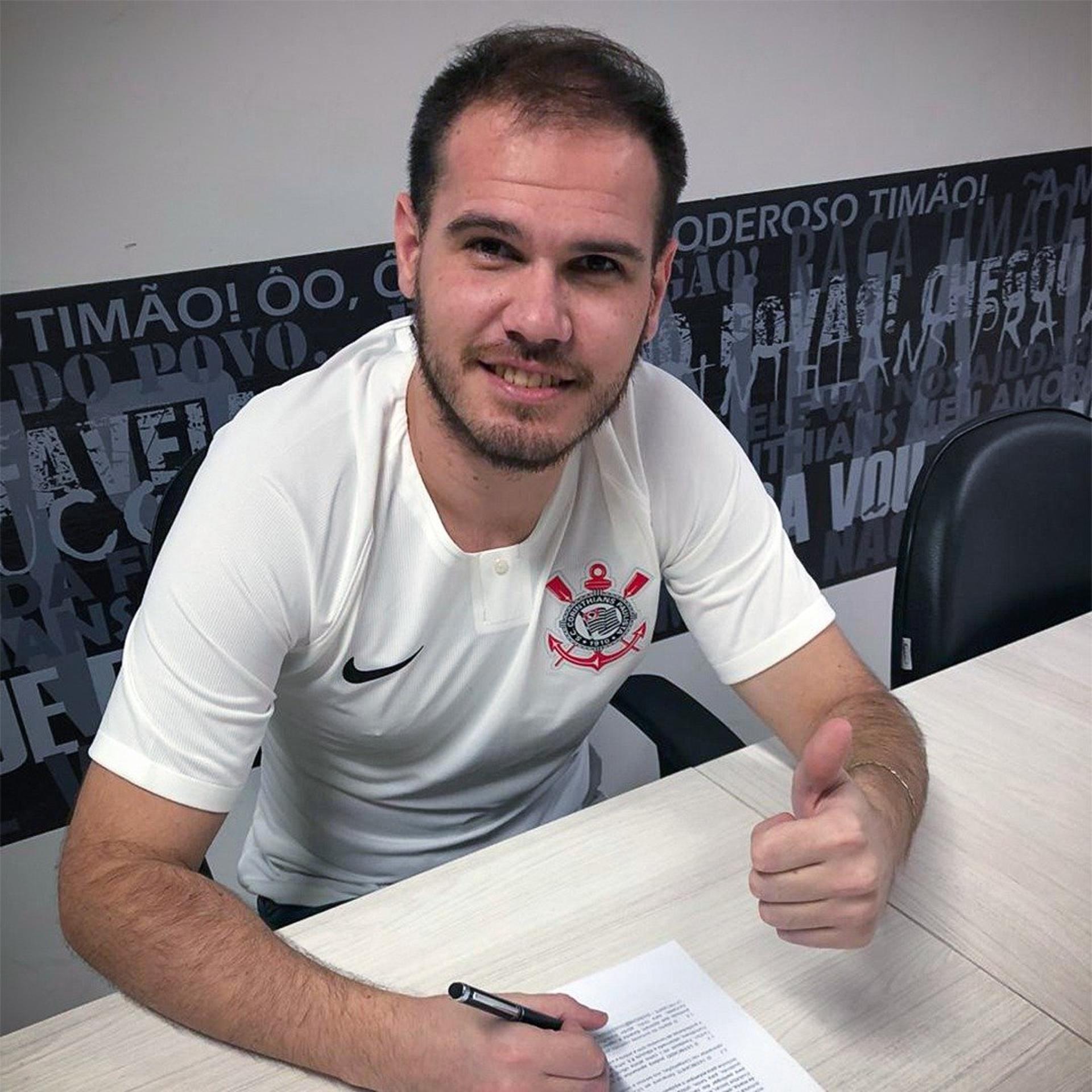 Felipe 'Mestre' assinando contrato com o Corinthians