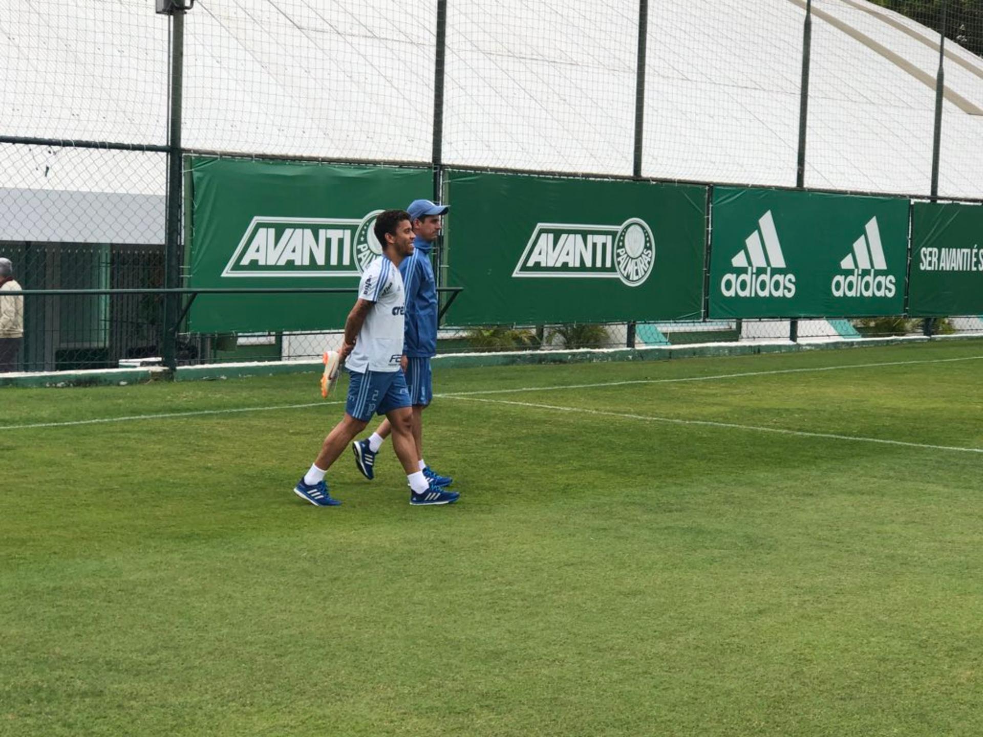 Marcos Rocha no campo acompanhado do preparador físico Thiago Maldonado