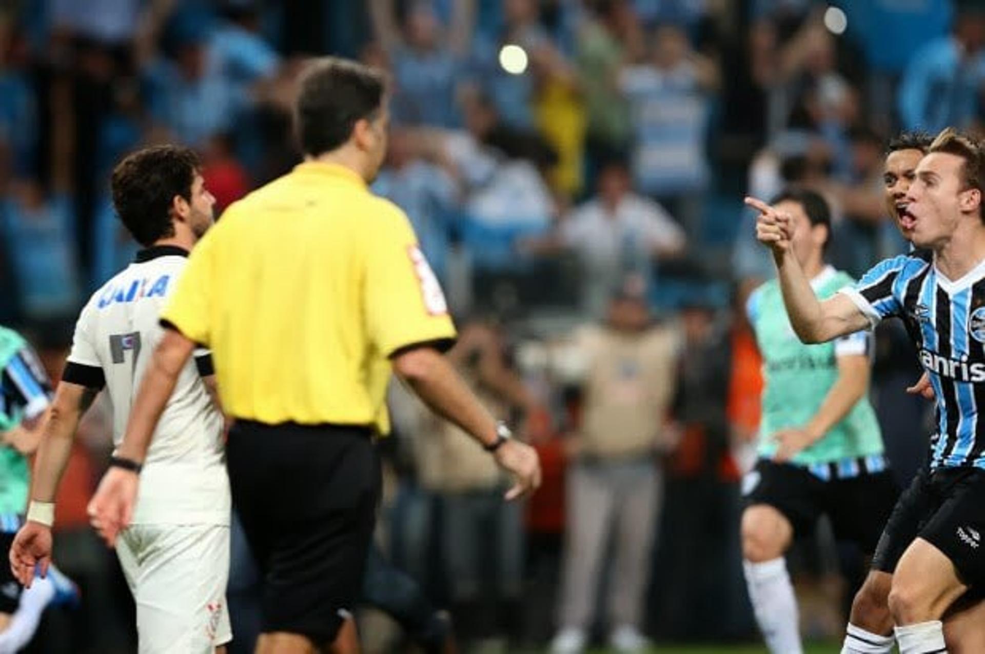 Bressan e Alexandre Pato na Copa do Brasil em 2013