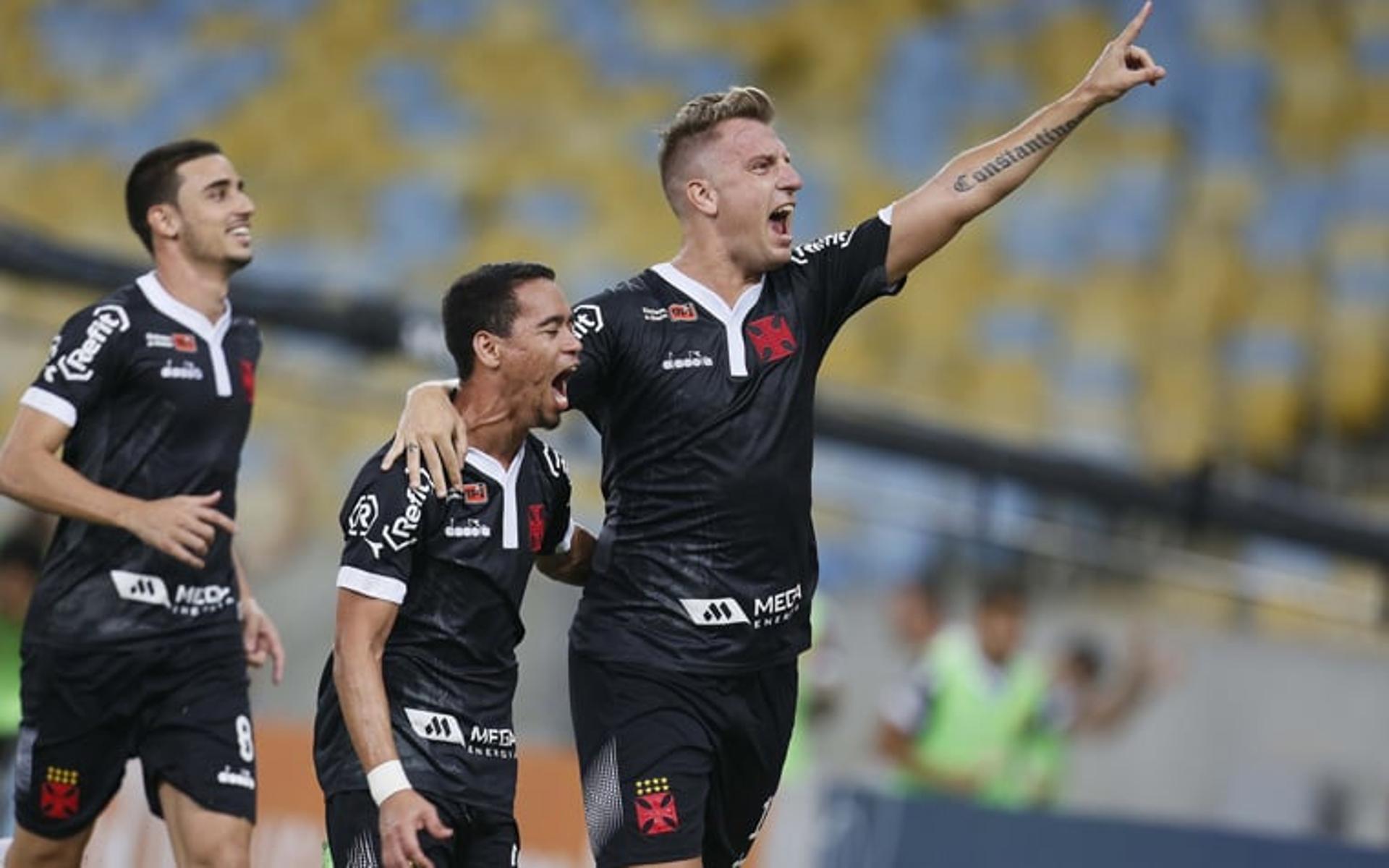 Com gol de Maxi, Vasco vence o clássico contra o Flu. Veja a seguir mais imagens da partida&nbsp;