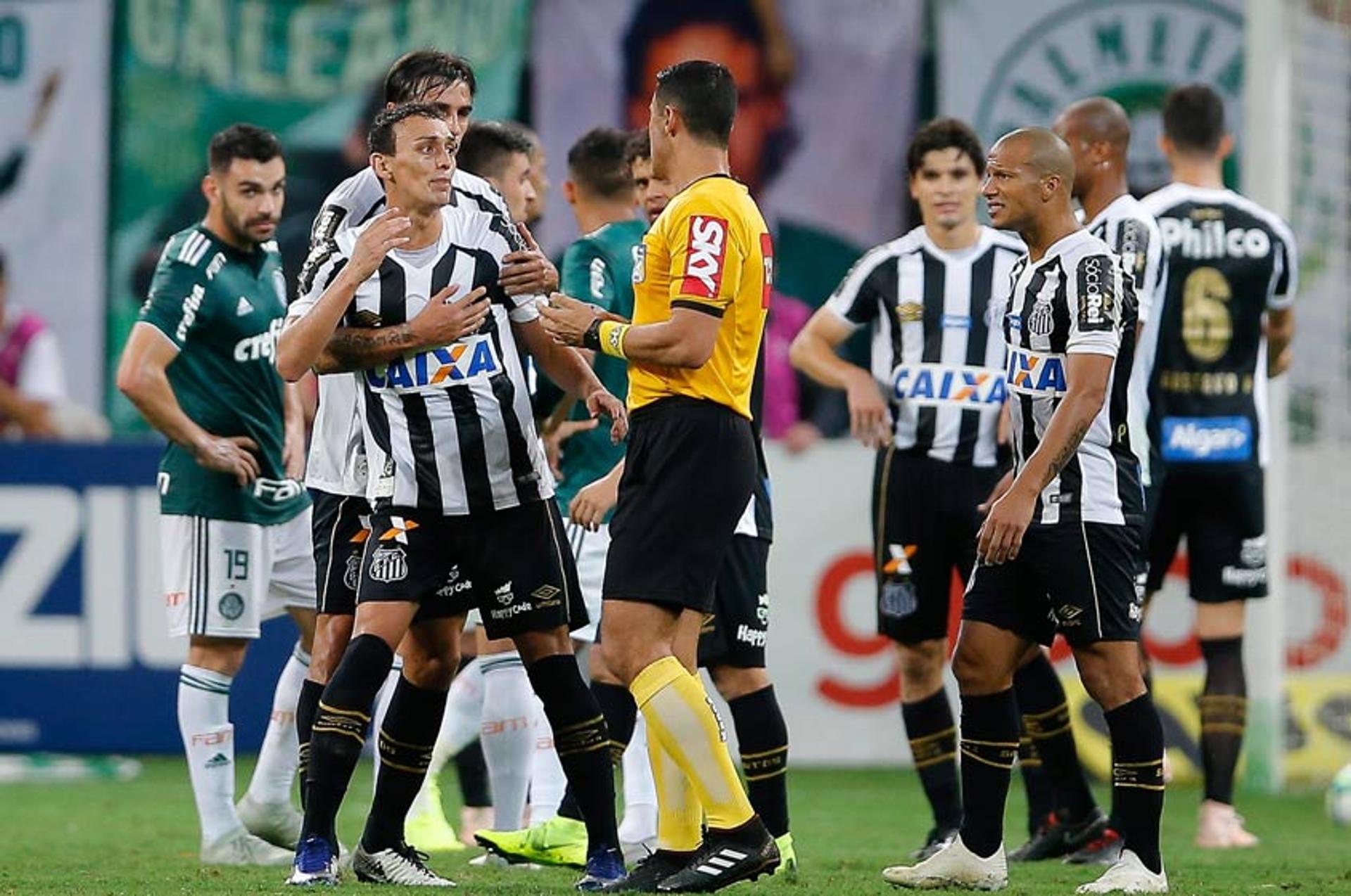 O Santos reagiu bem no 2º tempo, buscou o empate contra o Palmeiras no Allianz, mas acabou derrotado por 3 a 2 pelo campeonato Brasileiro. O time praiano viu Copete entrar e mudar a cara do jogo, mas teve também Pituca expulso no final da partida. Veja as notas do LANCE! (por Gabriela Brino)&nbsp;