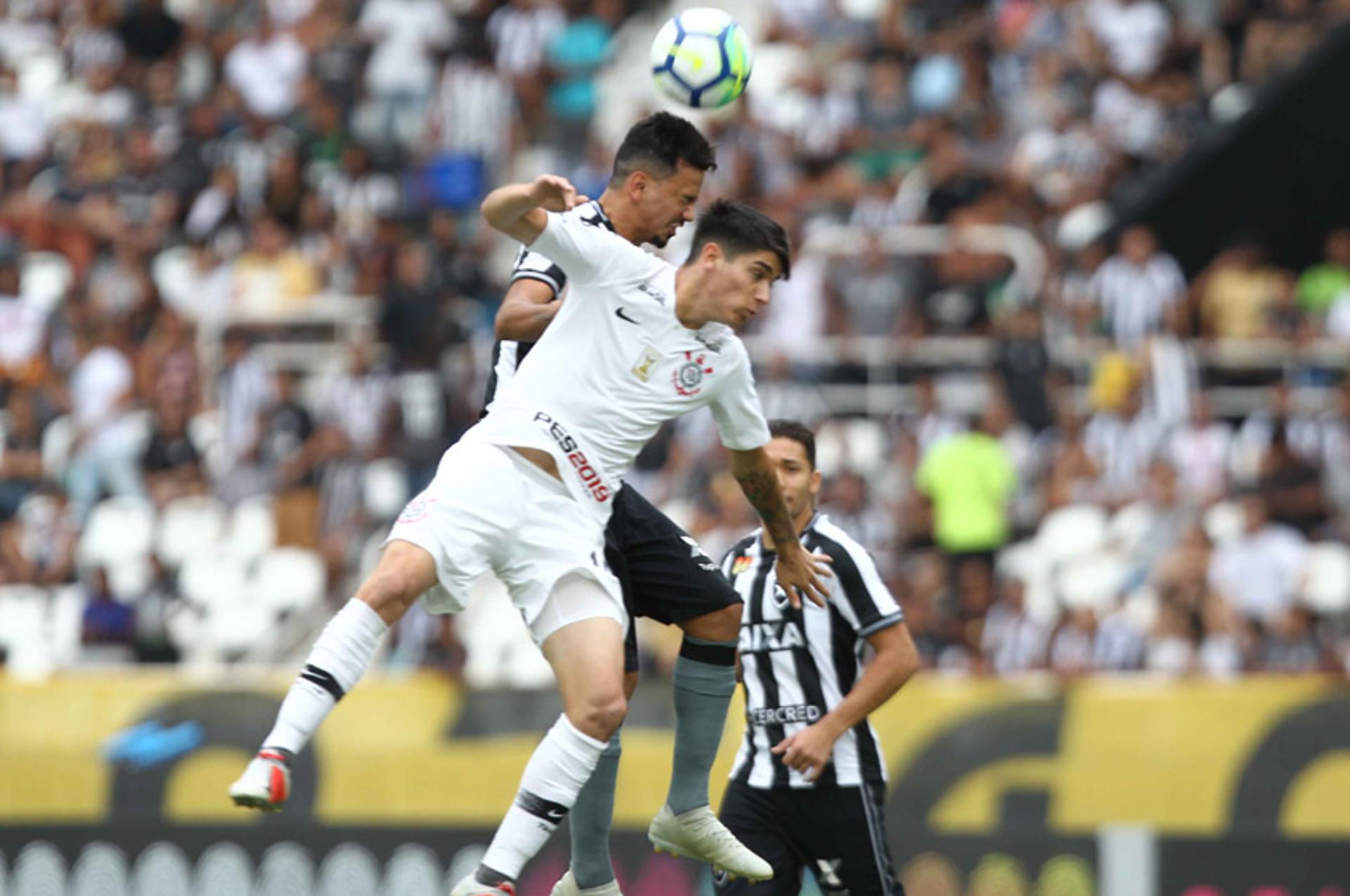 O Corinthians não fez uma boa partida no Engenhão contra o Botafogo neste domingo e teve poucos destaques na derrota de 1 a 0. Os que mais jogaram foram Araos, novidade no time, e Pedrinho. Por outro lado, a dupla de volantes Ralf/Gabriel foi mal. O primeiro acabou fazendo gol contra. A defesa até que se comportou bem, mas o ataque ainda sofre muito para criar (Notas por Marcio Porto)