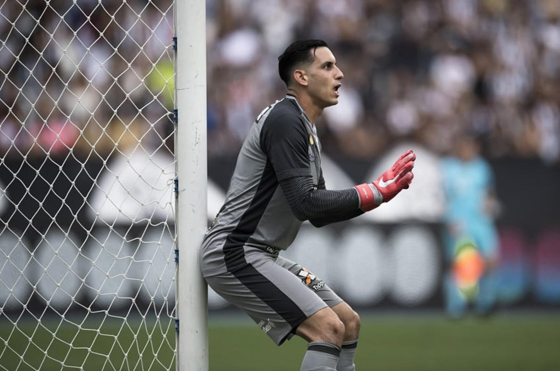 O Botafogo conquistou uma importante vitória contra o Corinthians na luta contra o rebaixamento. Gatito, voltando de lesão e Lindoso, autor do gol da vitória, são os destaques do glorioso, que chegou aos 38 pontos e manteve o Timão logo a frente, com 39.&nbsp;Confira as notas do Lance! (Por: Luisa Sá)