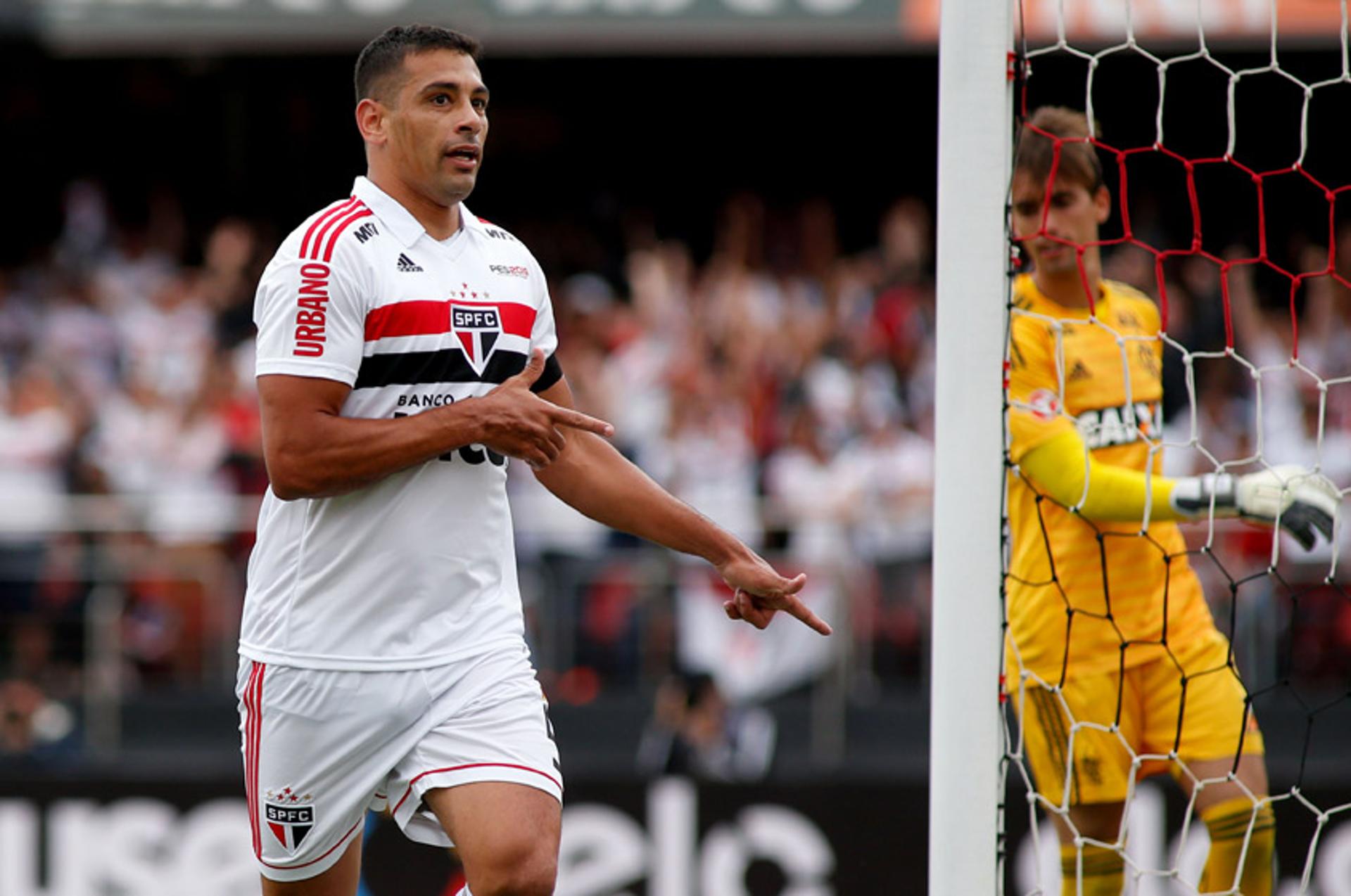 Mesmo após as eleições presidenciais estarem definidas, o tema segue forte na pauta dos esportistas. Diego Souza homenageou o presidente eleito, Jair Bolsonaro, após marcar um gol no empate em 2 a 2 com o Flamengo, no Morumbi. O atacante prestou continência, fez um gesto de arma com as mãos e mencionou 'capitão' ao comemorar. Confira&nbsp;a seguir outros nomes que se posicionaram a favor do político!