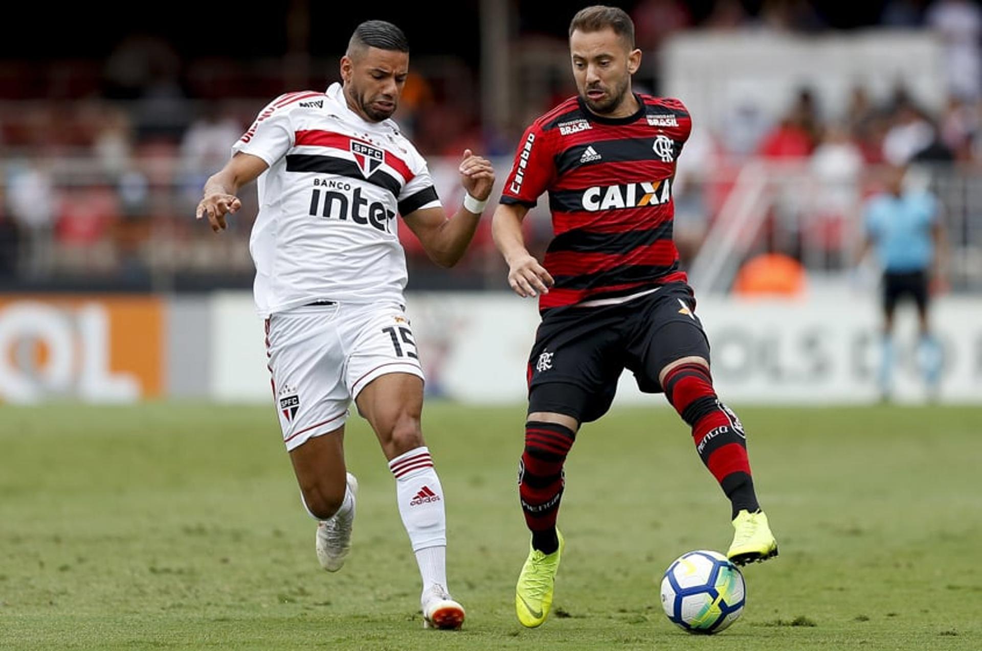 Everton Ribeiro e Bruno Peres disputam jogada&nbsp;