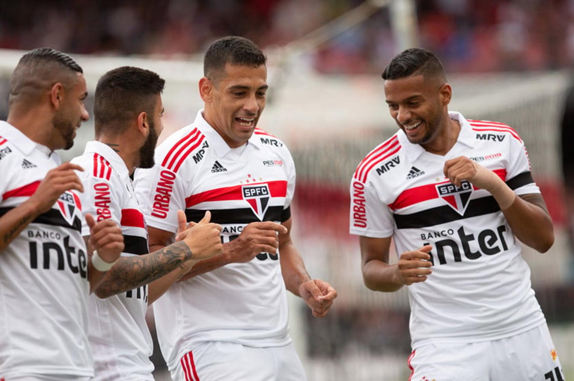 O São Paulo ficou muito perto de vencer o Flamengo, neste domingo, no Morumbi. O empate deixa um gosto amargo para o time que conquistaria resultado importante, porém viu atuações muito boas de Diego Souza, Carneiro e Helinho. Confira as notas a seguir. (Por Alê Guariglia)