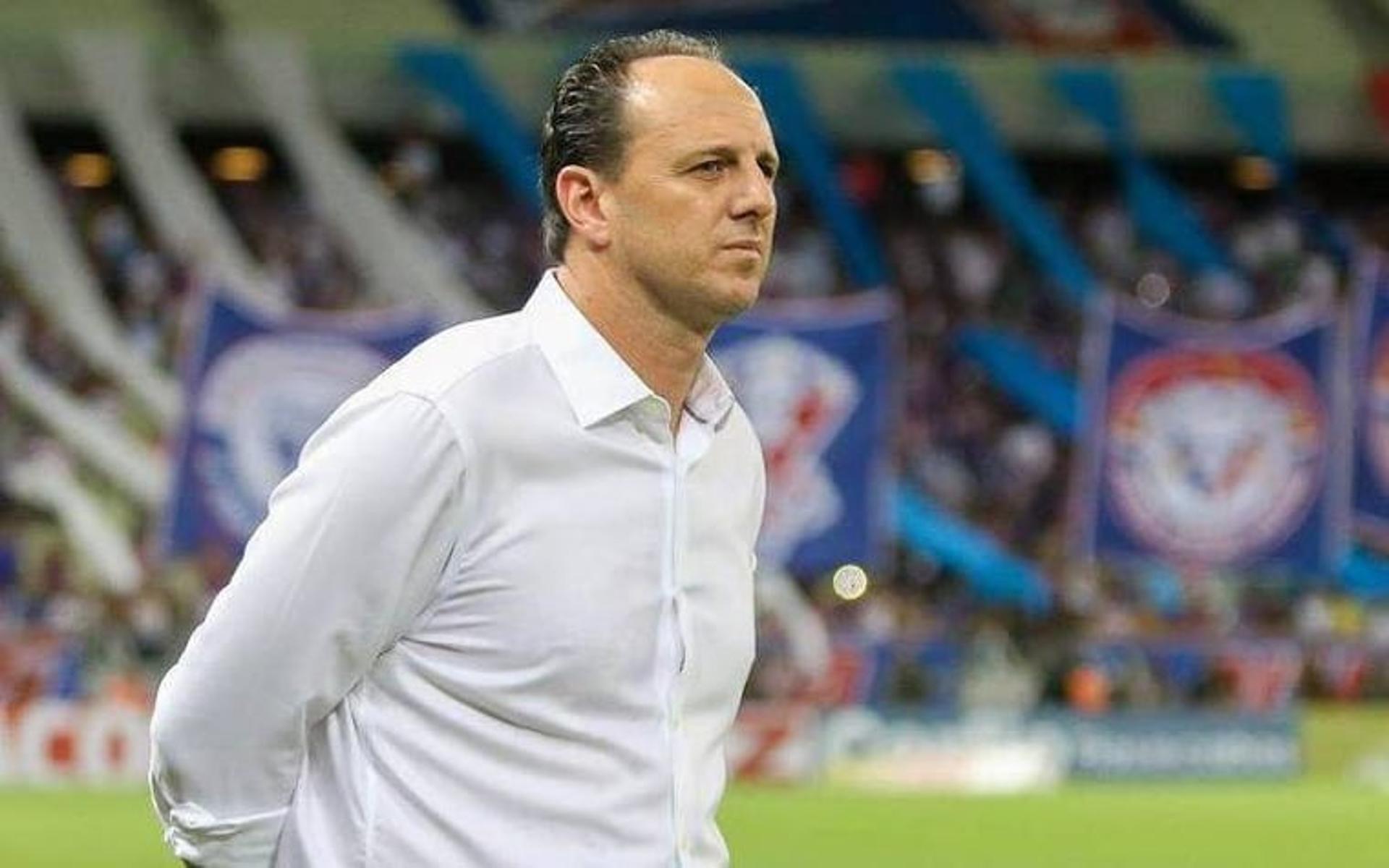 Rogério Ceni comandando o Fortaleza à beira do jogo