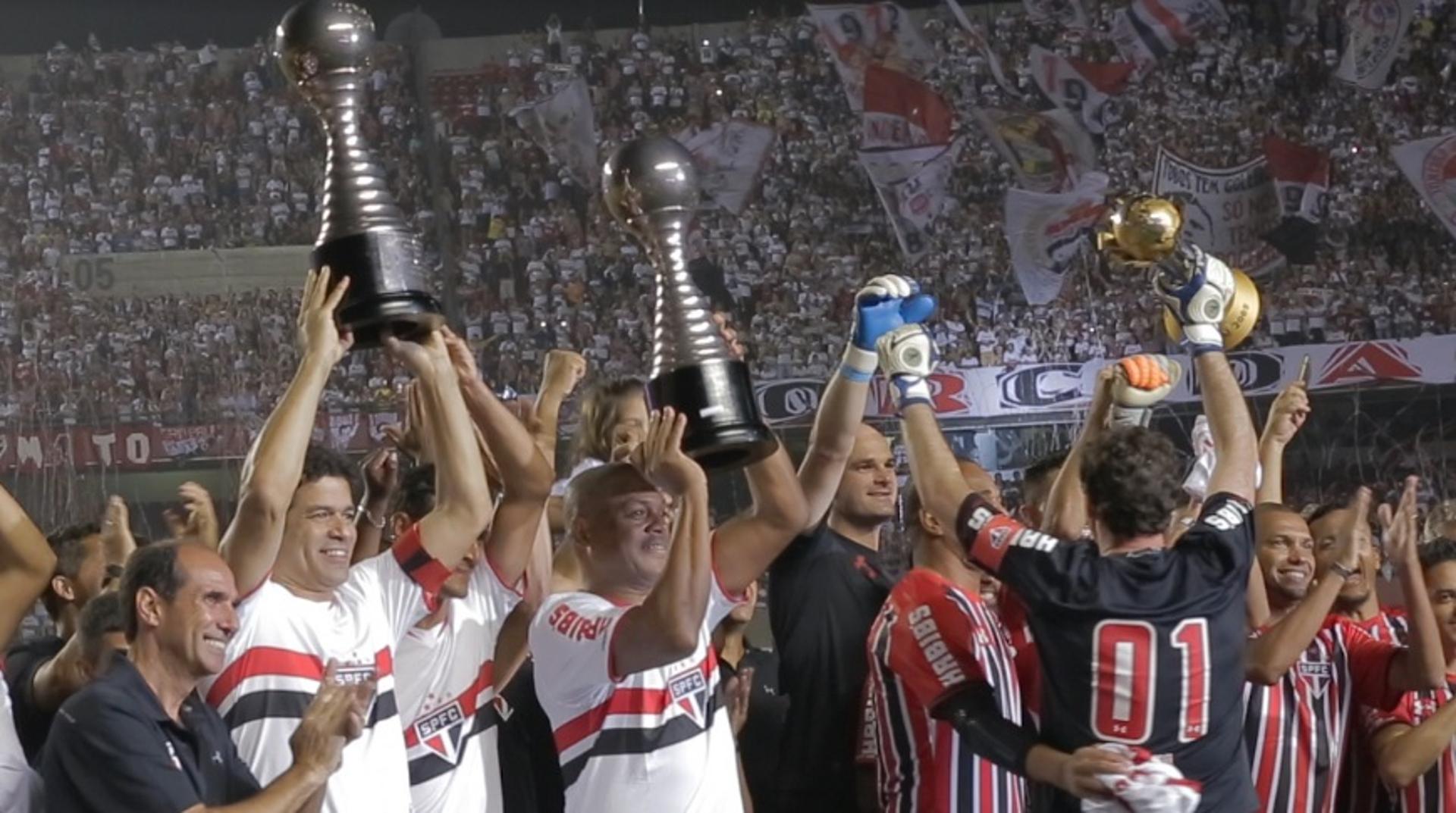 Trecho do filme com os ídolos no Morumbi levantando as três taças de campeão mundial do São Paulo