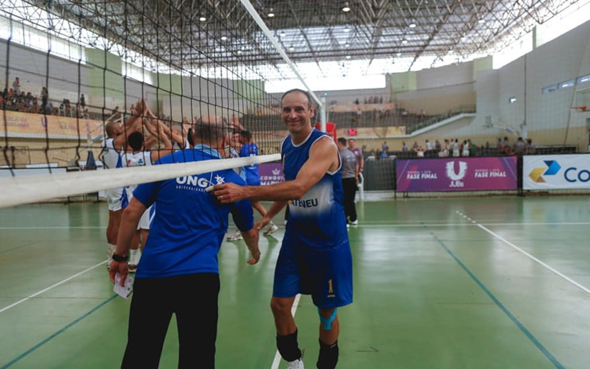 Márcio Araújo defende o time de vôlei da UniAteneu no JUBs